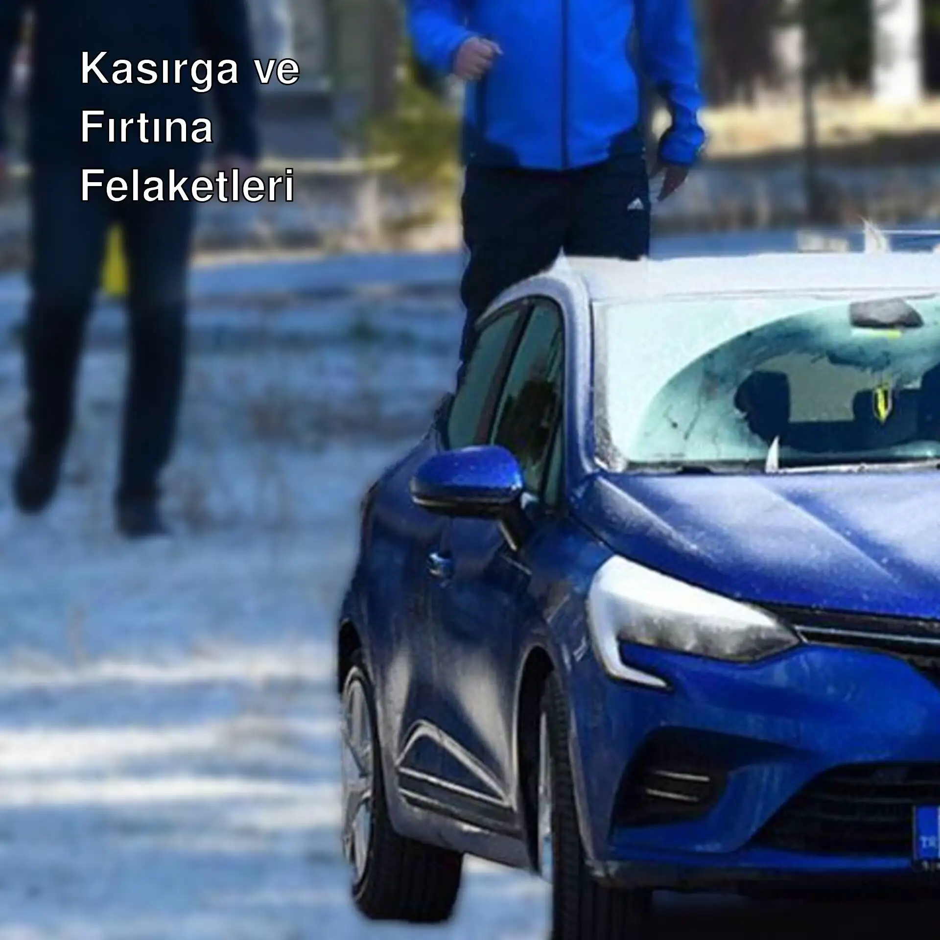 Bir mavi araba ve arka planda yürüyen insanlar.