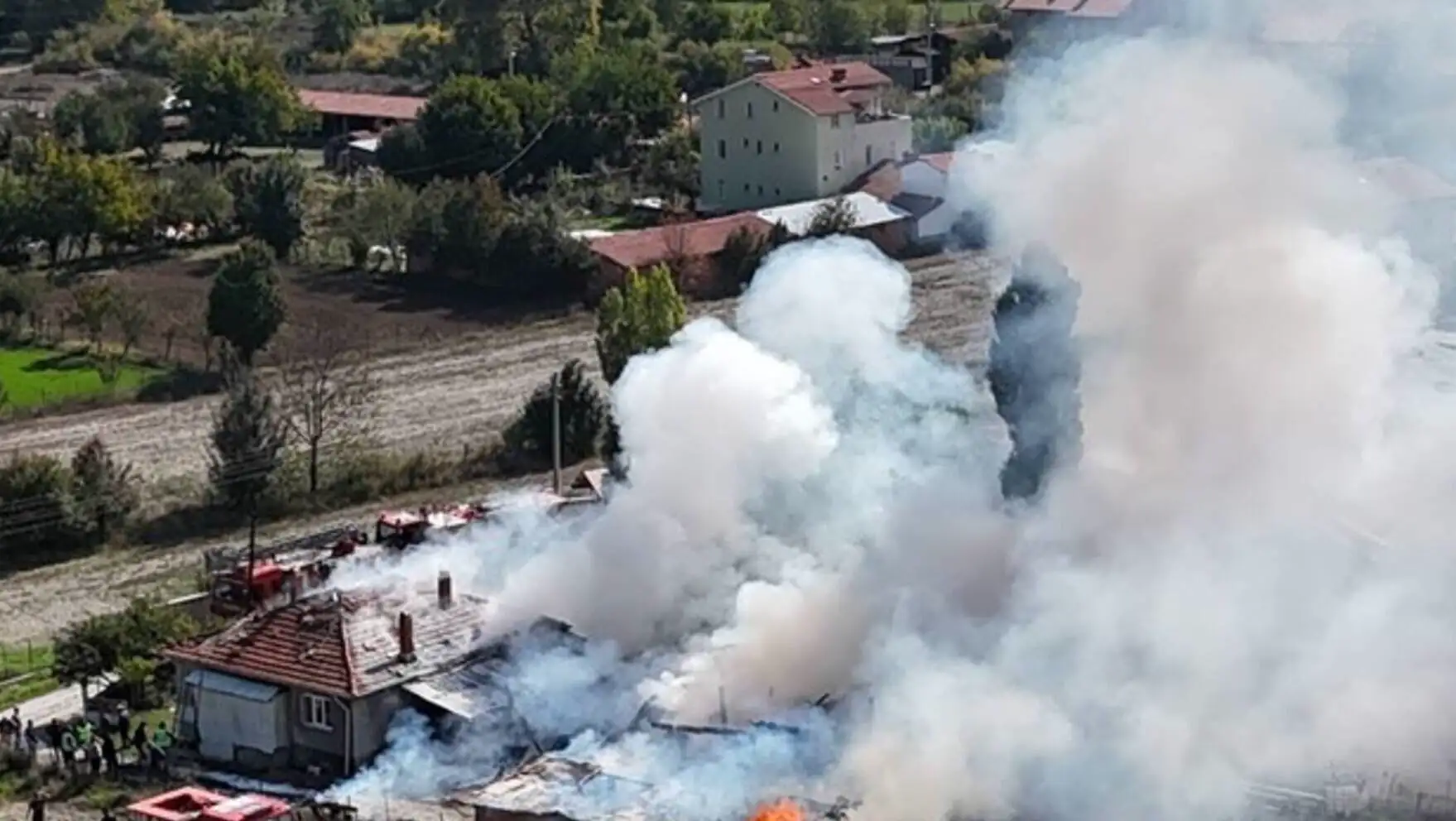 Bir binanın alevler içinde olduğu görüntü. Bir binanın alevler içinde olduğu görüntü.