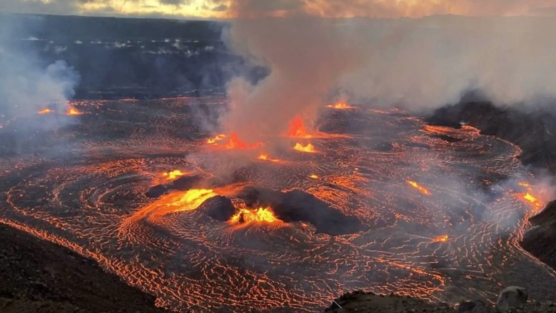 Kilauea Yanardağı'nda 10'ncu patlama. Lav akıntıları ve volkanik hareketlilik ile ilgili detaylar. Kilauea Yanardağı'nda 10'ncu patlama. Lav akıntıları ve volkanik hareketlilik ile ilgili detaylar.