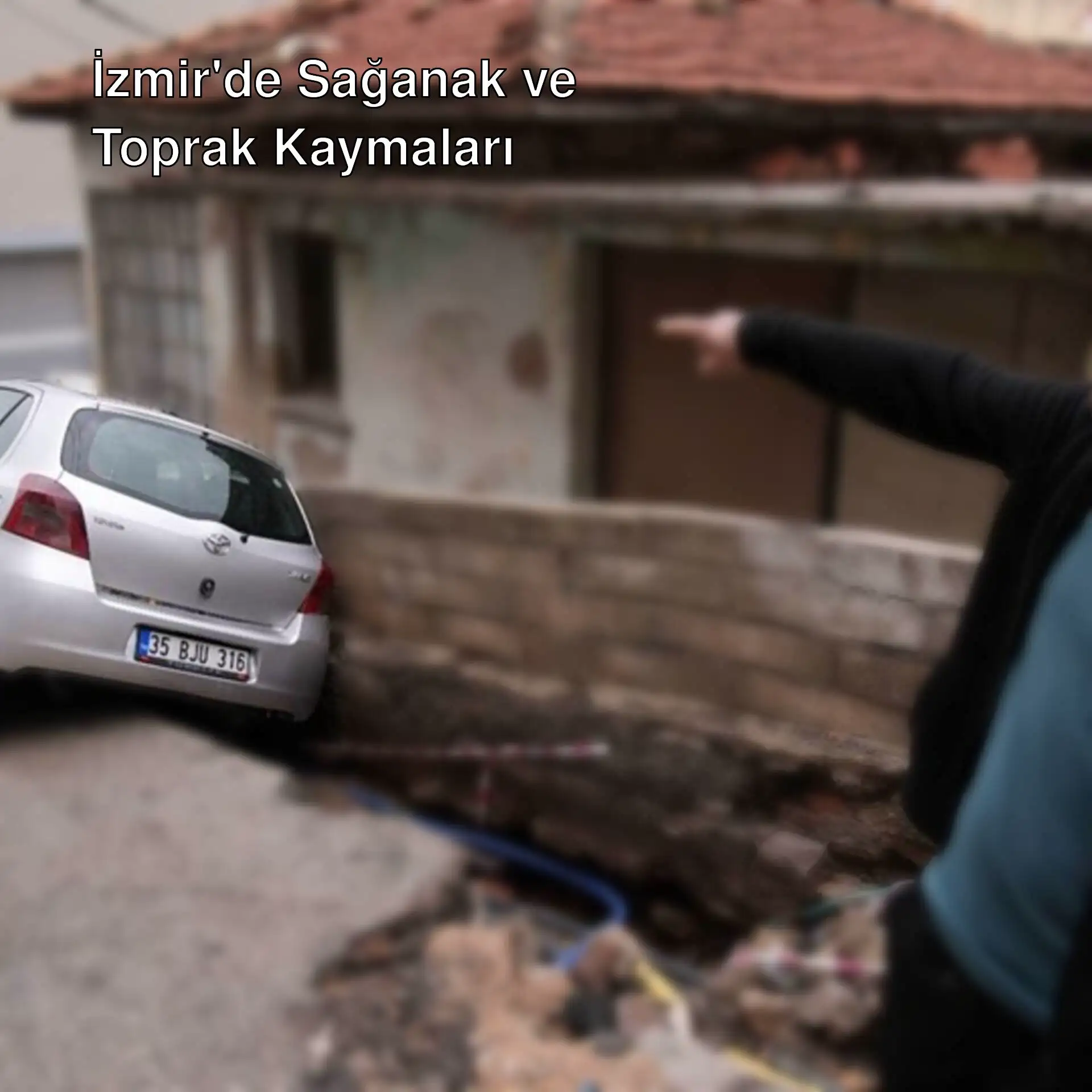 İzmir'de sağanak yağış sonrası bir otomobilin çukura düştüğü an. İzmir'de sağanak yağış sonrası bir otomobilin çukura düştüğü an.
