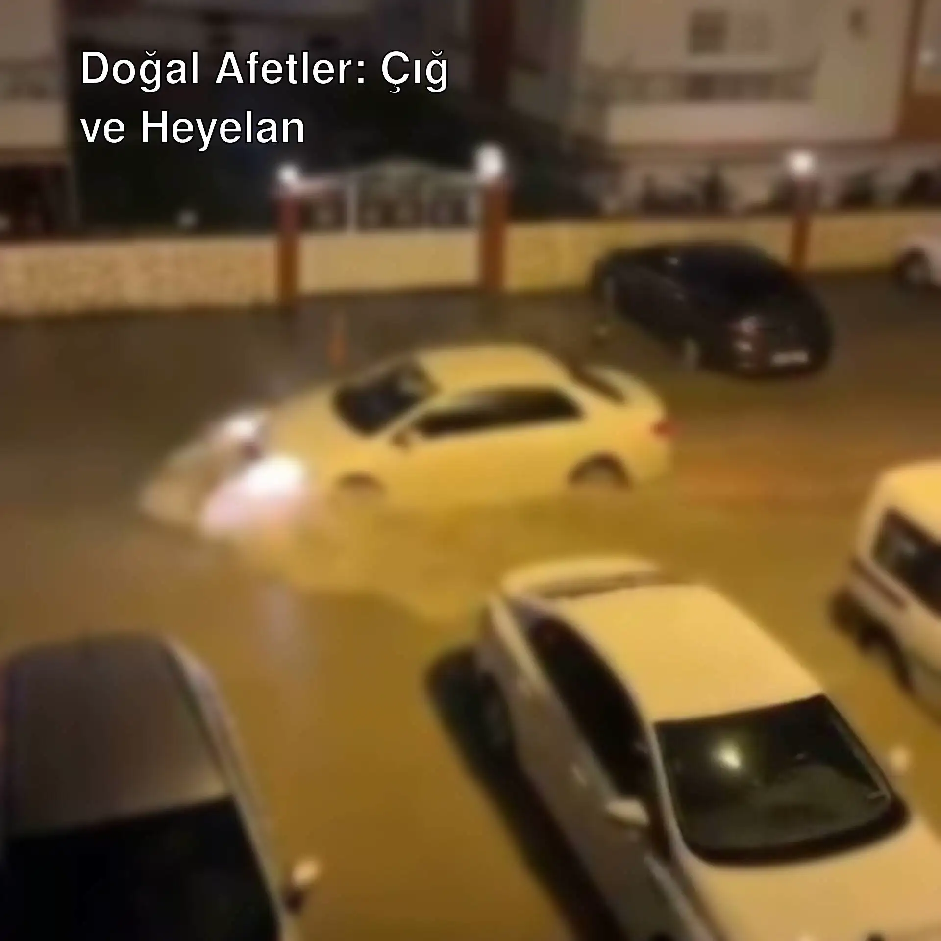 Sel nedeniyle araçların mahsur kaldığı bir alan. Sel nedeniyle araçların mahsur kaldığı bir alan.