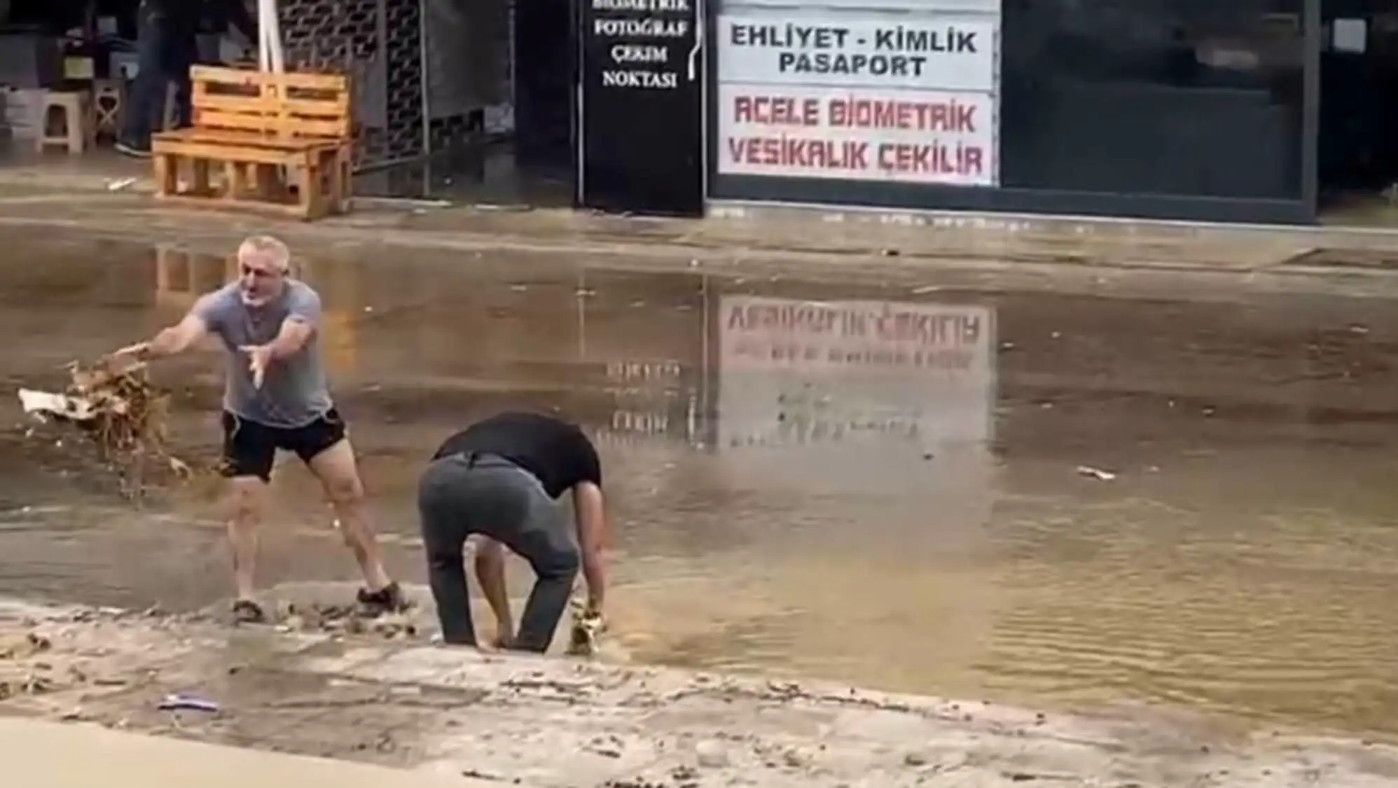 Bir grup insan su birikintisinde çalışıyor. Bir grup insan su birikintisinde çalışıyor.