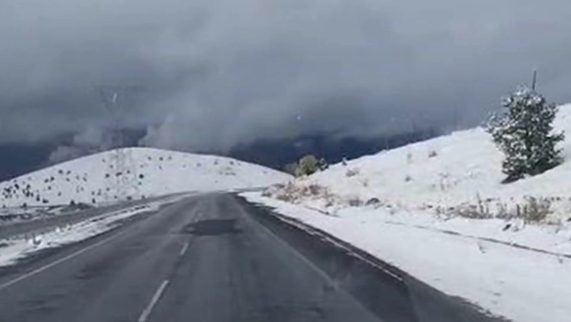 Kar yağışı sonrası bir yol manzarası. Kar yağışı sonrası bir yol manzarası.