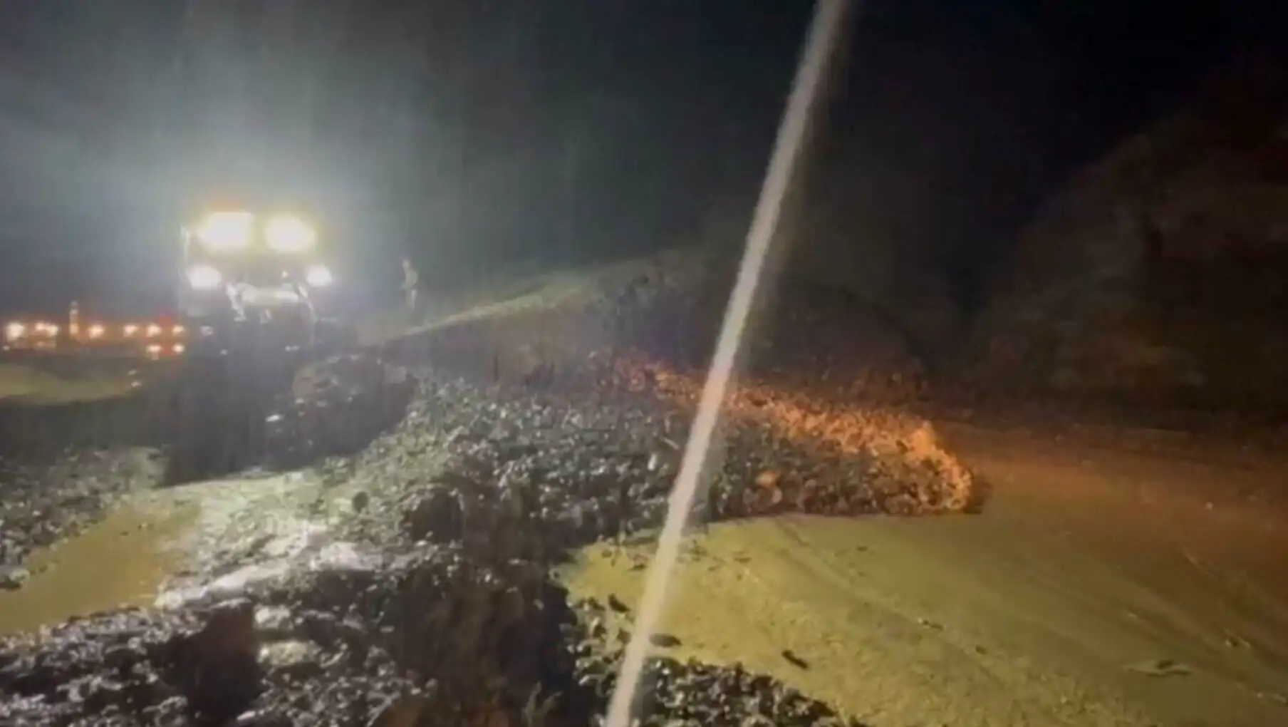 Road clearing operations in Batman after landslide. Road clearing operations in Batman after landslide.