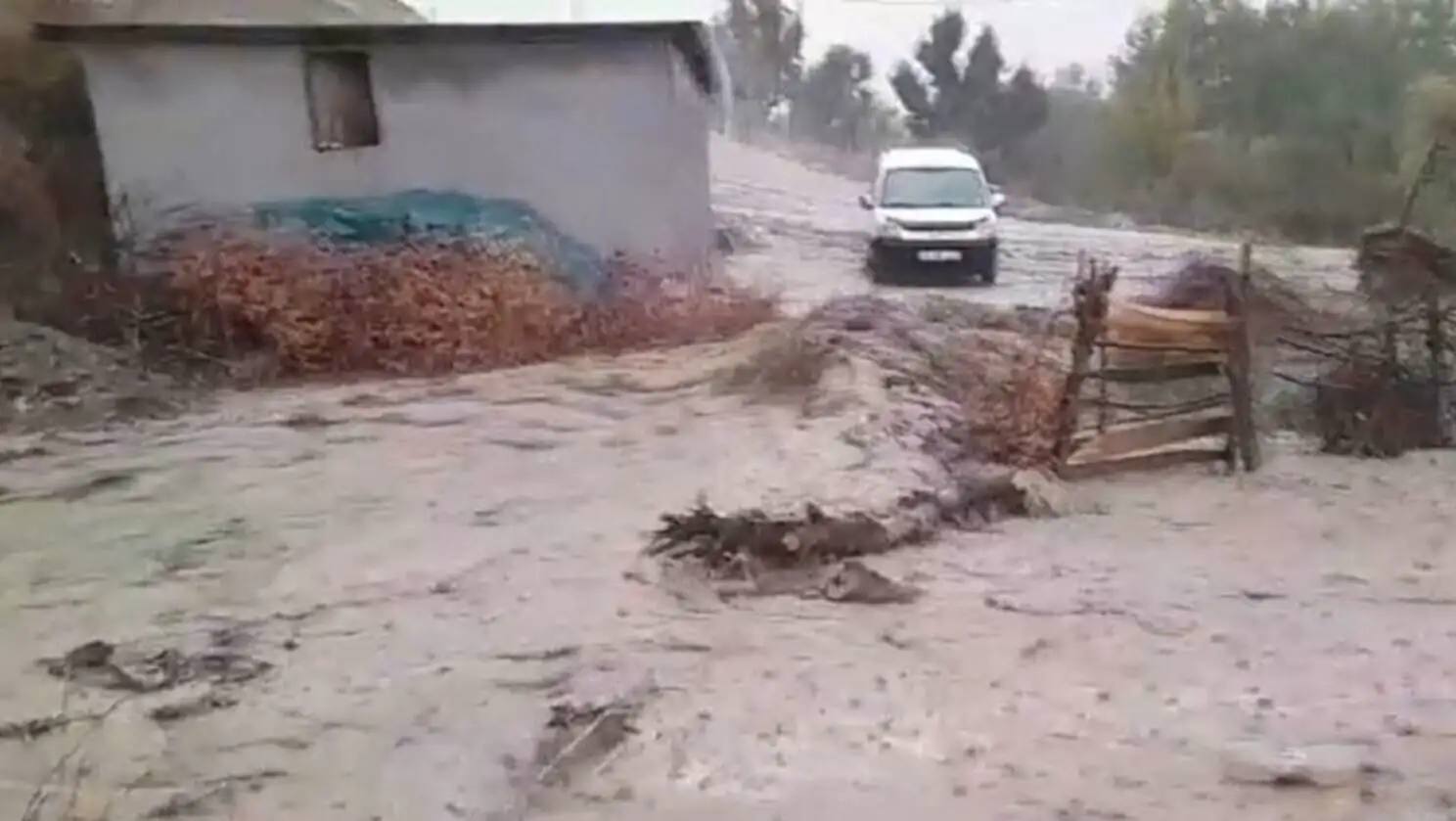 Blocked roads due to landslide in Batman. Blocked roads due to landslide in Batman.