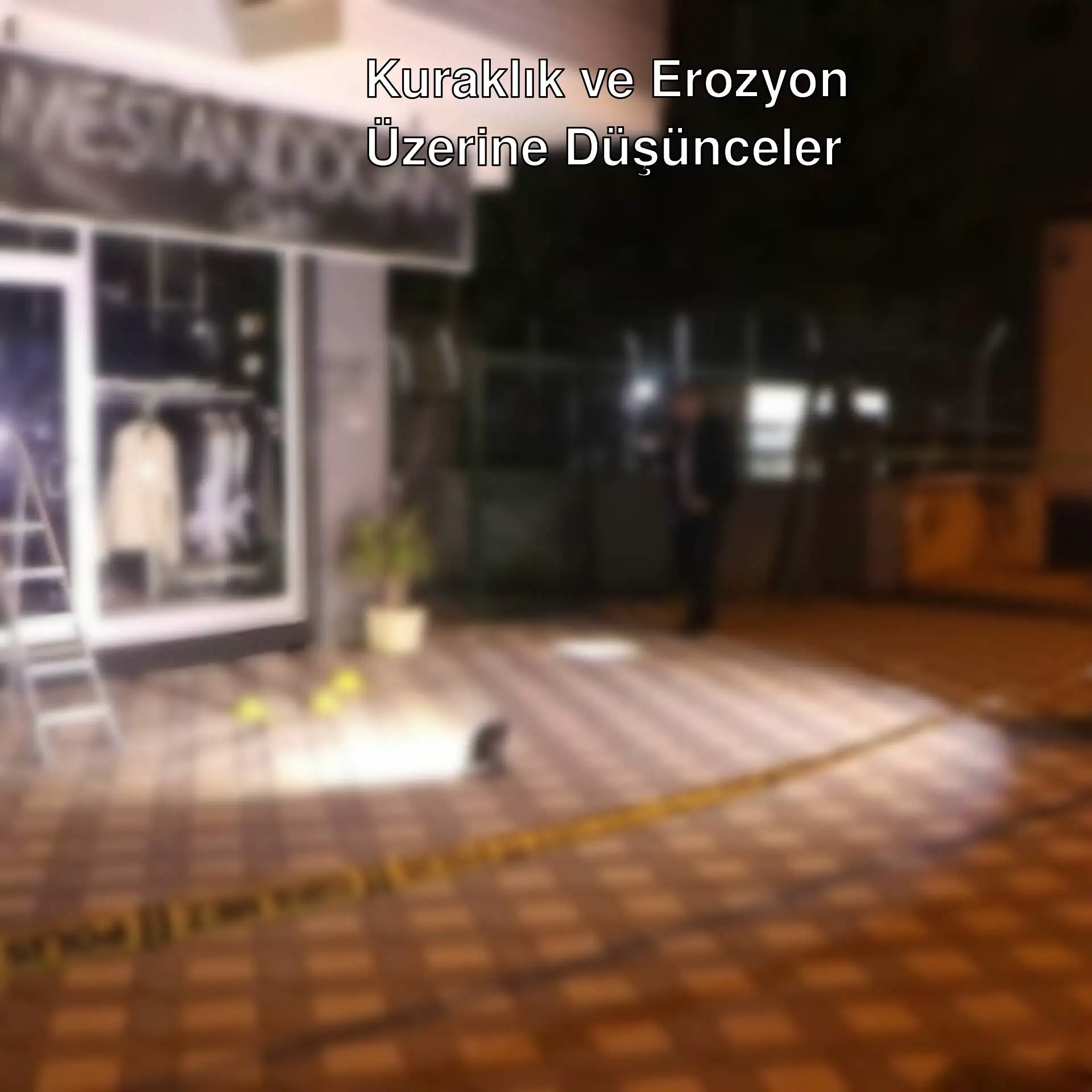 Polis şeridiyle çevrili bir olay yeri. Polis şeridiyle çevrili bir olay yeri.
