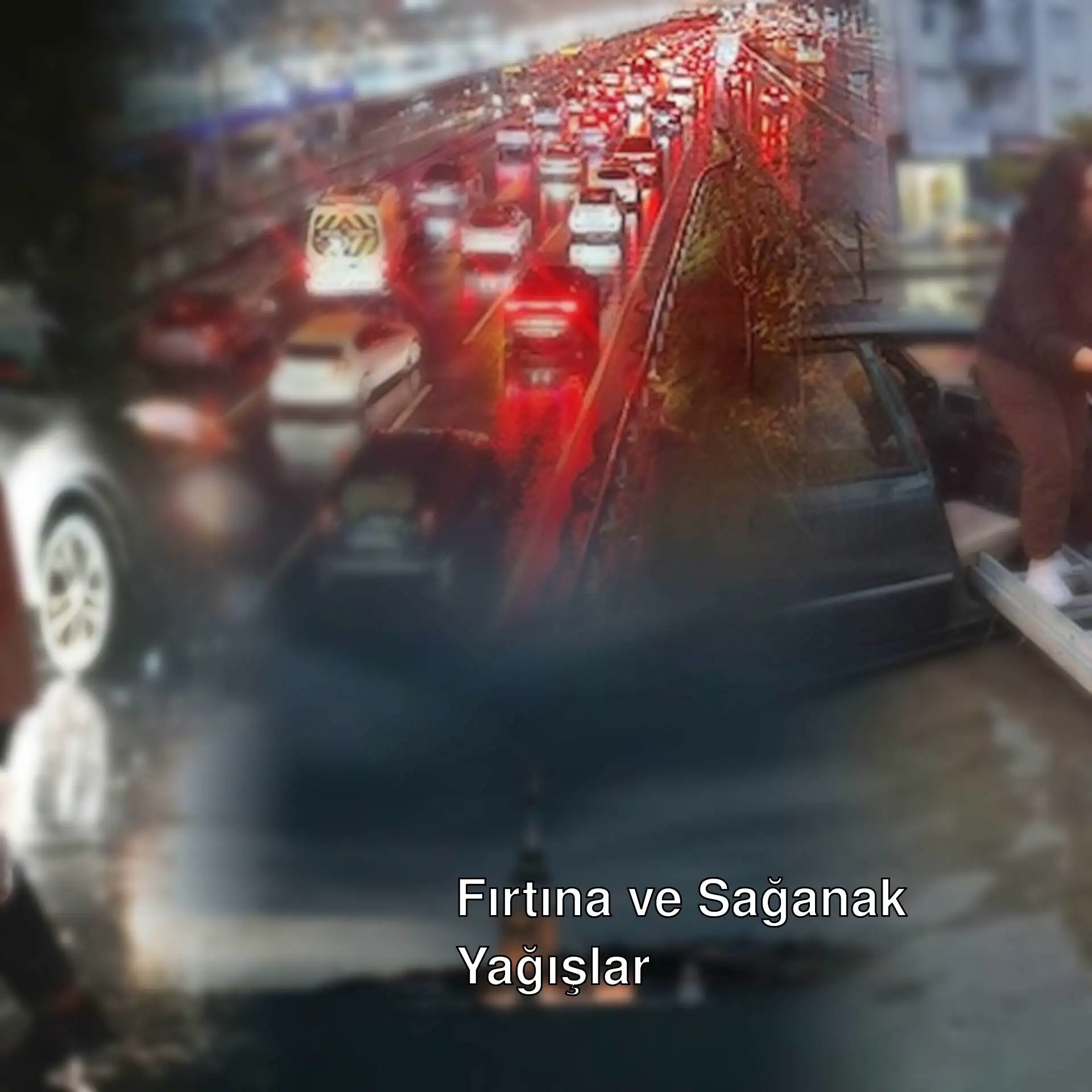 Yağmur altında yürüyen bir kadın. Yağmur altında yürüyen bir kadın.