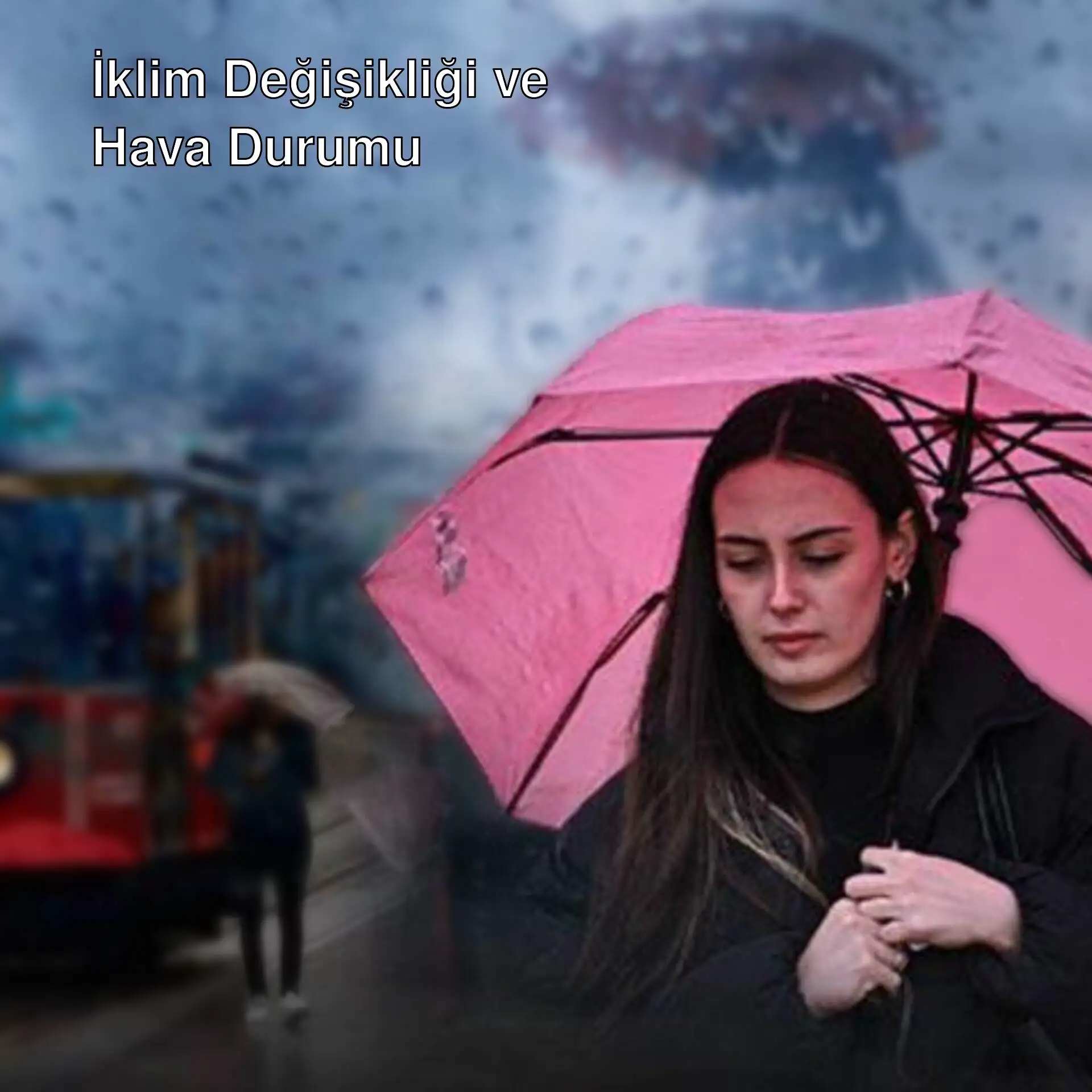 Bir kadın pembe şemsiye tutuyor, yağmurda yürürken.