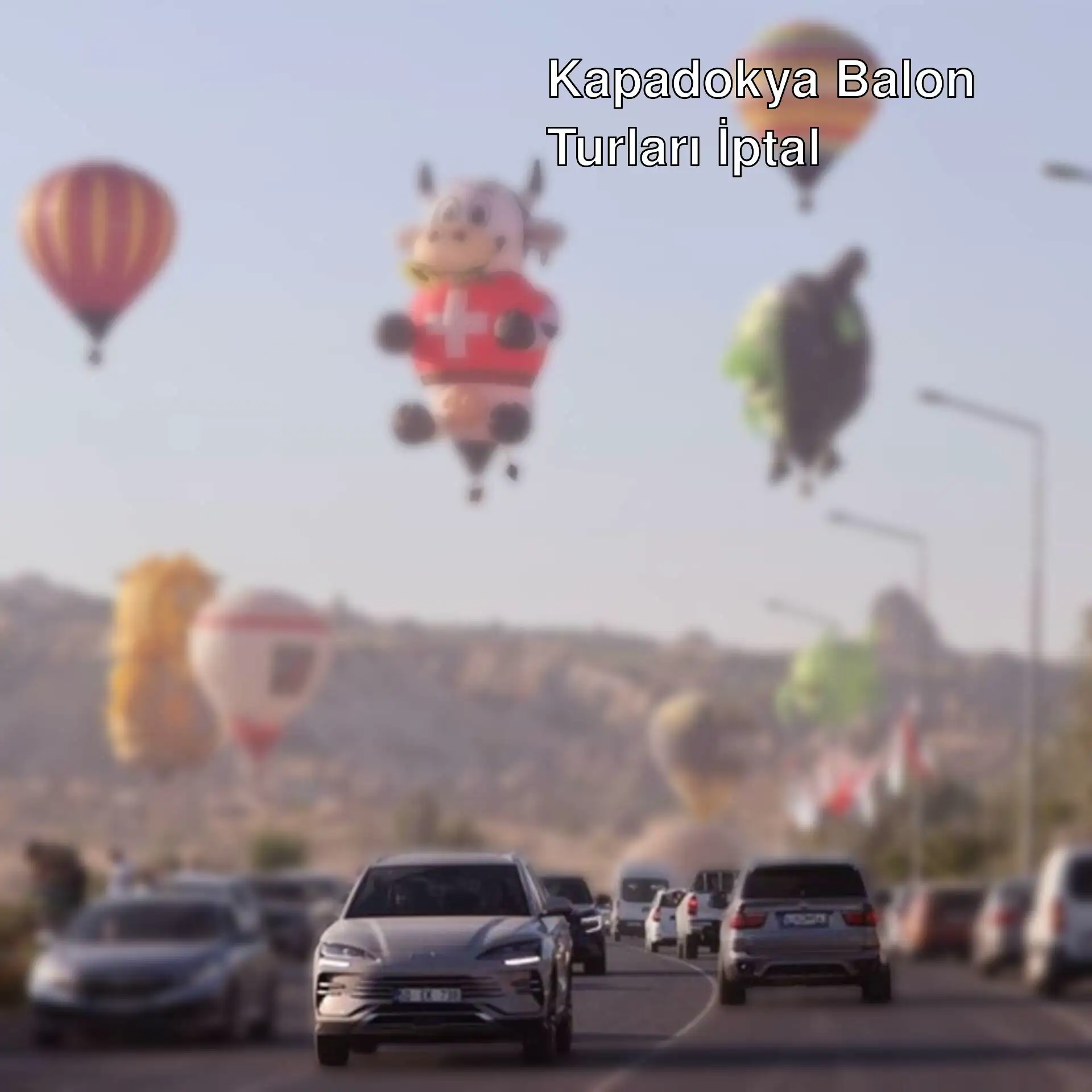 Kapadokya'da sıcak hava balonları havada uçuyor. Kapadokya'da sıcak hava balonları havada uçuyor.