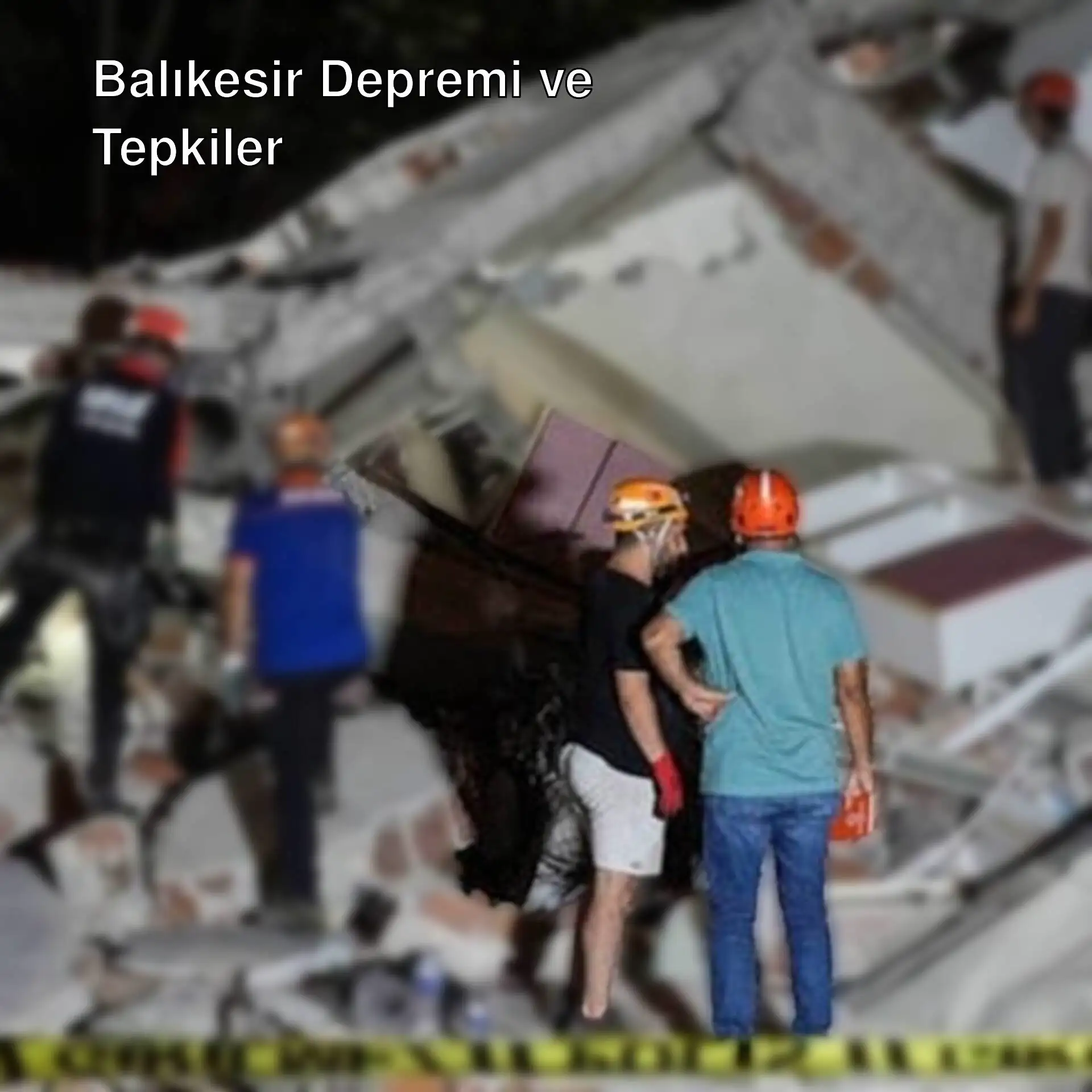 Bir grup insan, yıkıntılar arasında duruyor. Bir grup insan, yıkıntılar arasında duruyor.