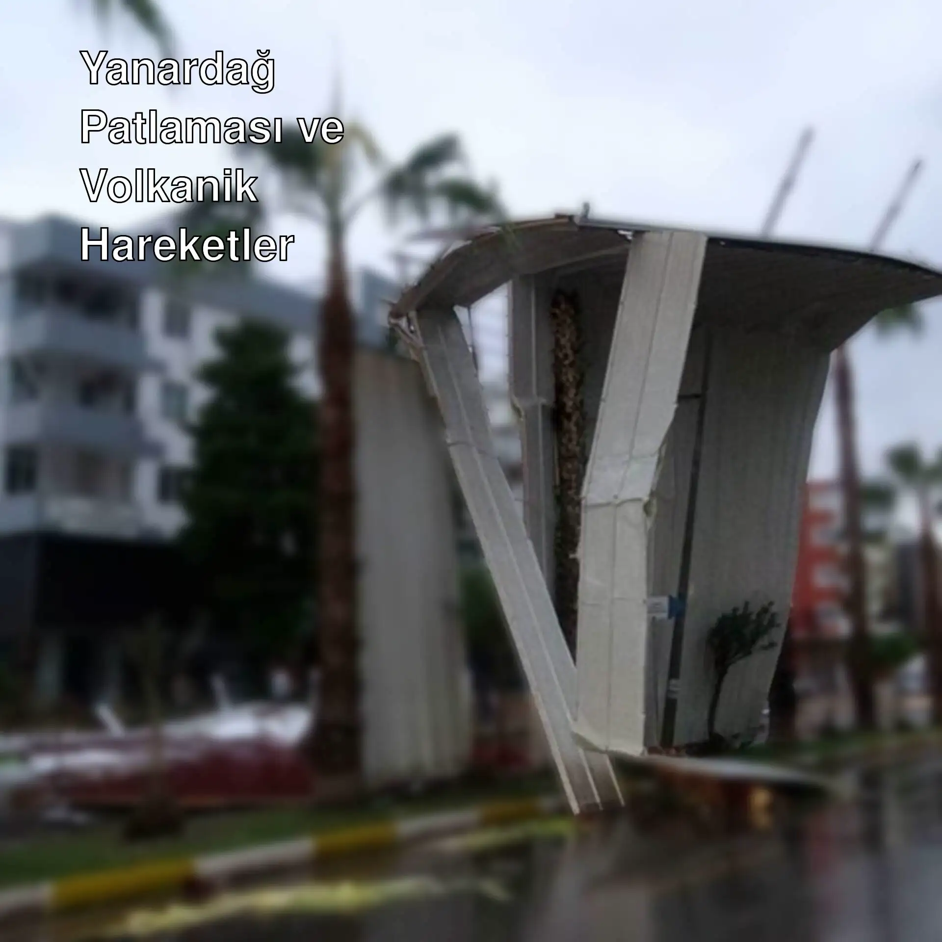 Fırtına nedeniyle hasar gören bir bina.