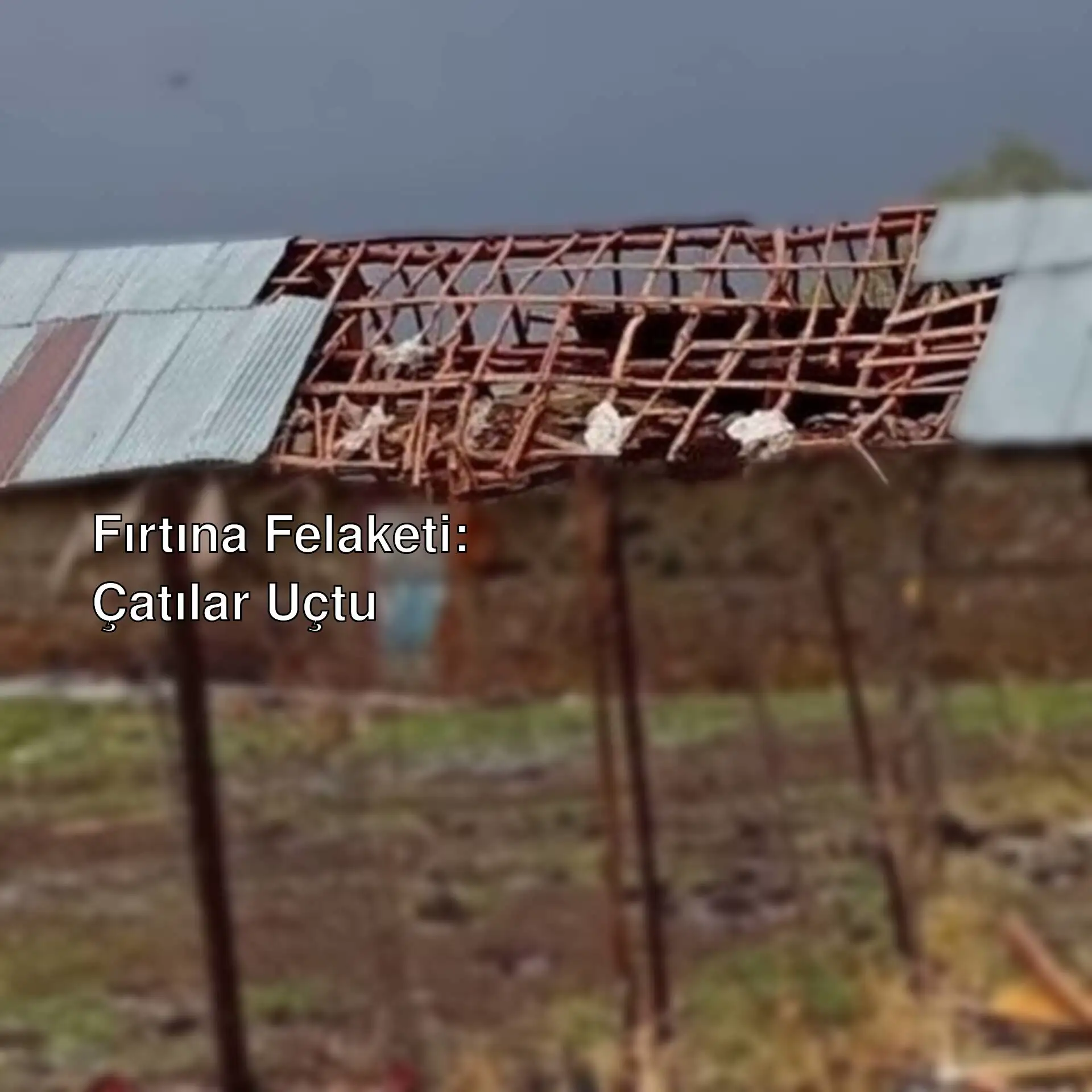 Bingöl'de fırtına sonrası uçan çatı. Bingöl'de fırtına sonrası uçan çatı.