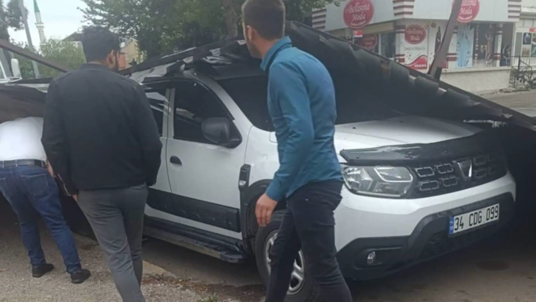 Bir ağaç, bir duvarın üzerine devrilmiş. Bir ağaç, bir duvarın üzerine devrilmiş.