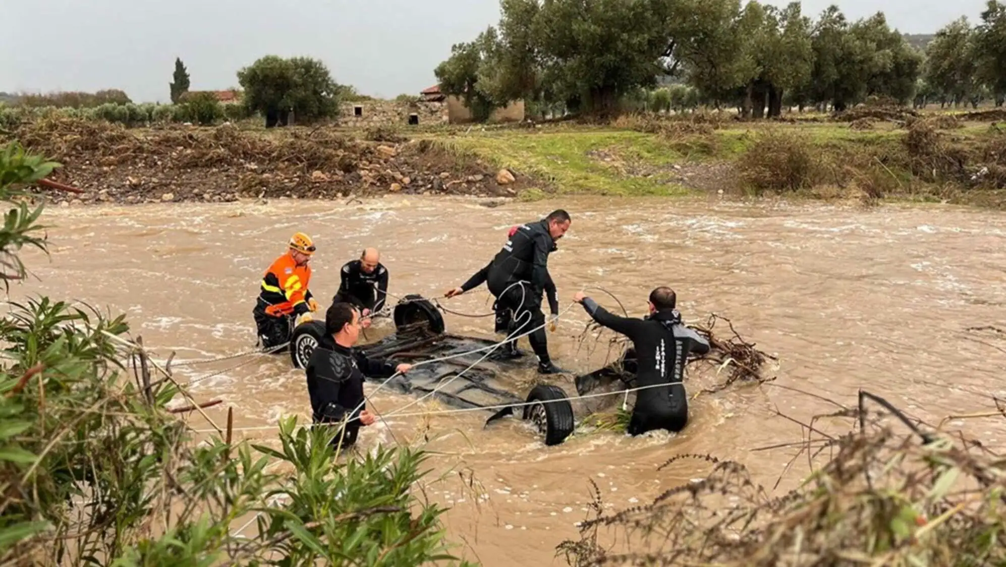 İzmir'de sağanak yağış etkili oluyor. İzmir'de sağanak yağış etkili oluyor.