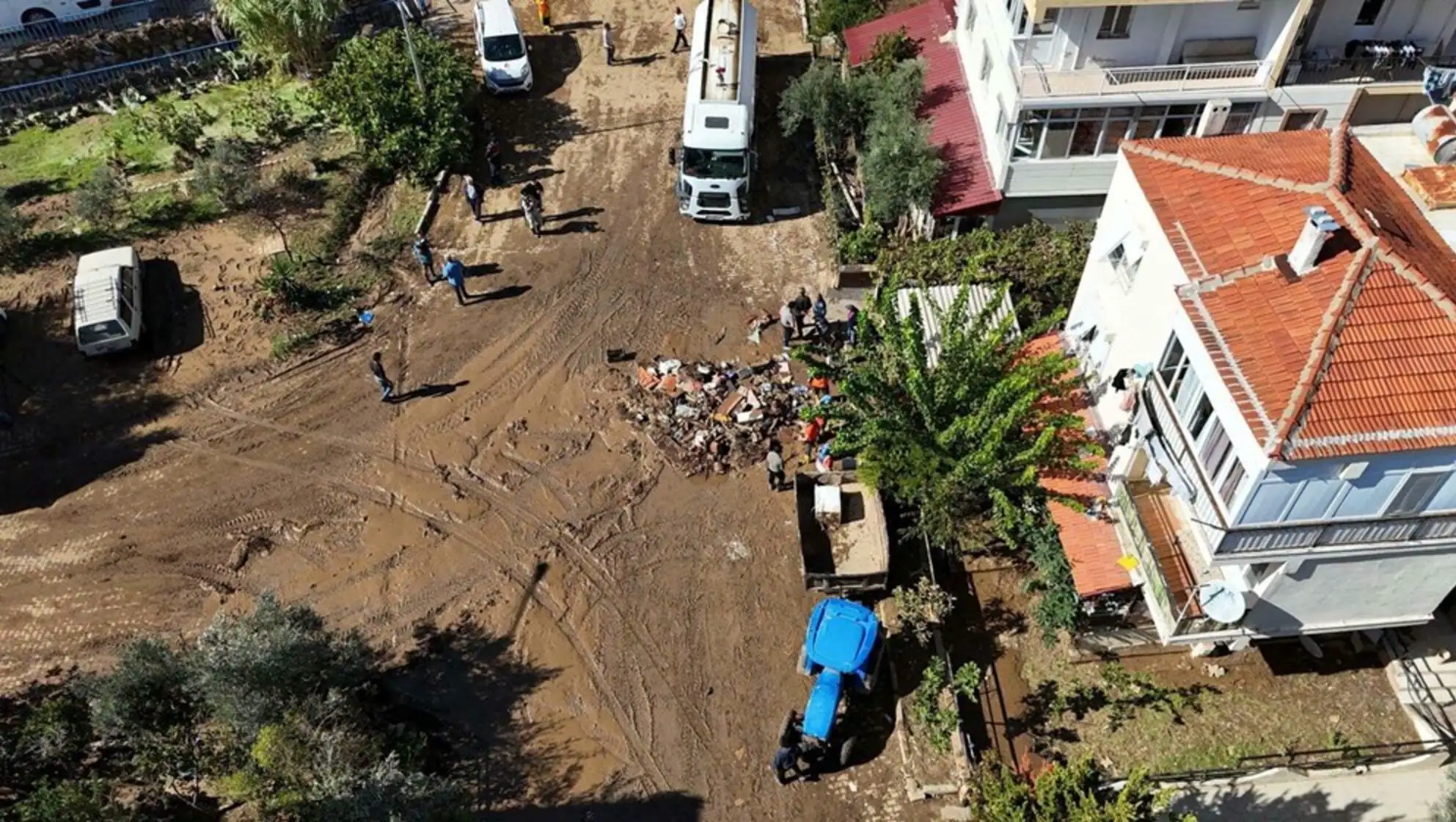 İzmir'de su baskınları yaşanıyor. İzmir'de su baskınları yaşanıyor.