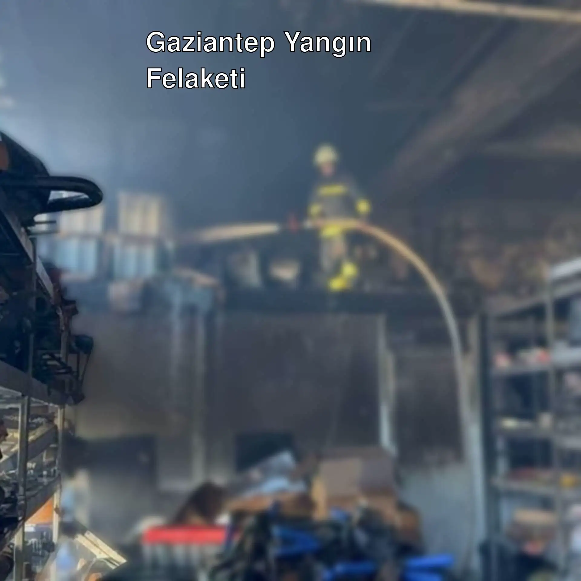 Bir itfaiyecinin depodaki yangına su püskürttüğü an. Bir itfaiyecinin depodaki yangına su püskürttüğü an.