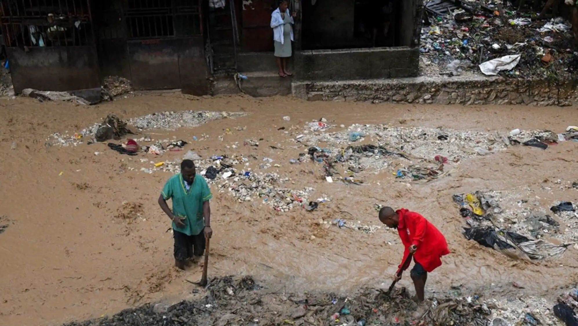 Kasırga sonrası enkaza dönen bir alan. Kasırga sonrası enkaza dönen bir alan.