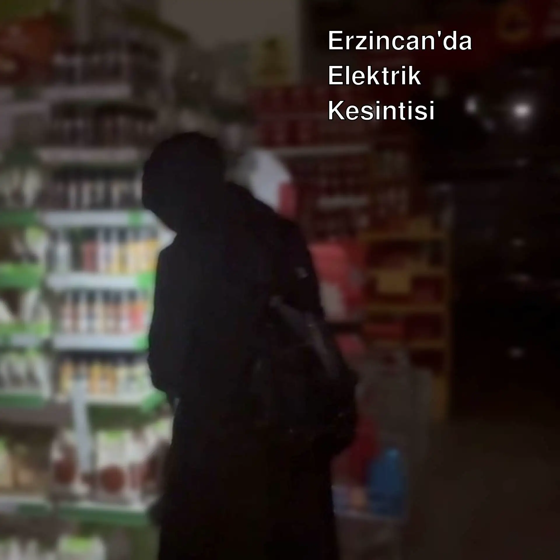 Karanlık bir odada bir kişi.