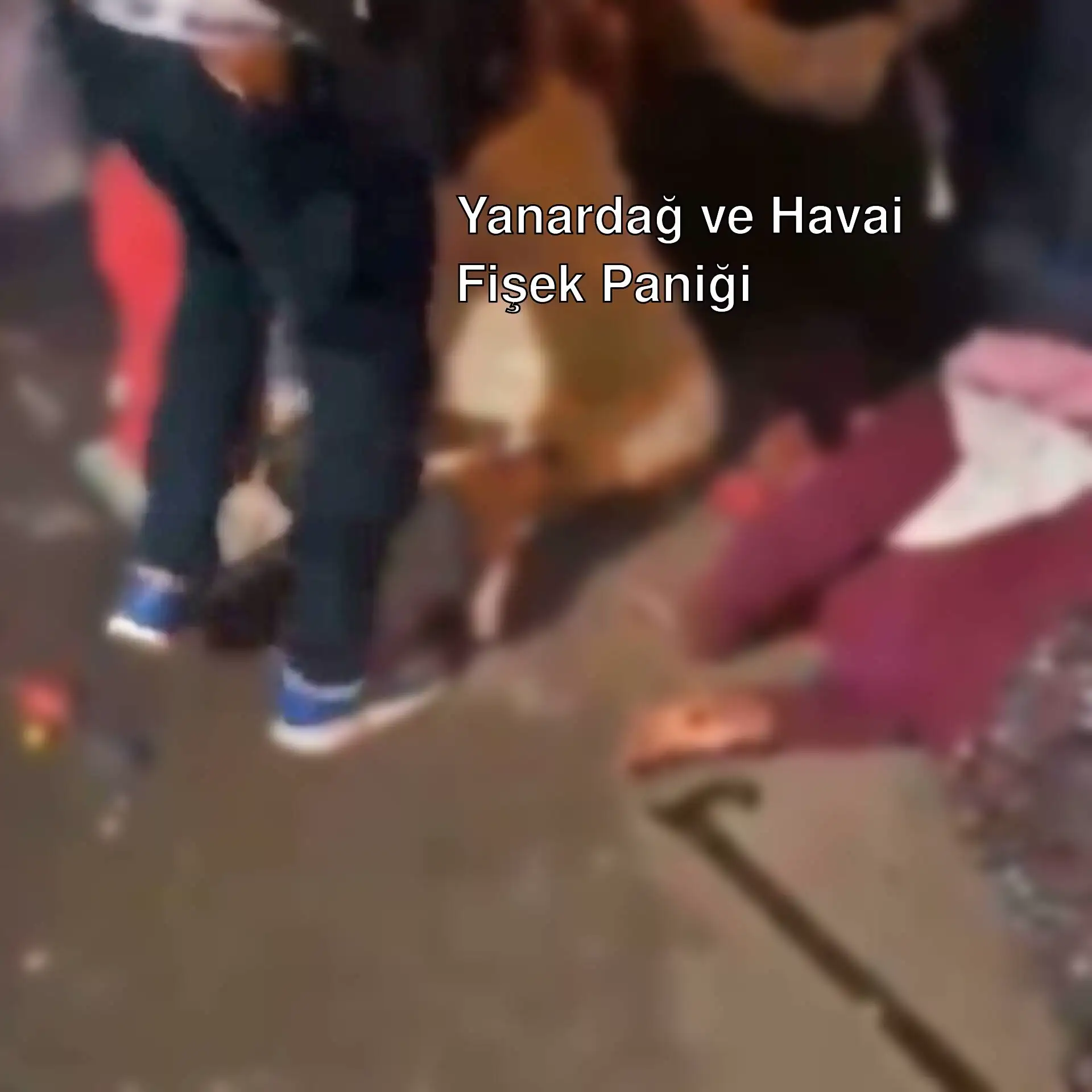 Düğünde havai fişek paniği sırasında yerde yatan insanlar.