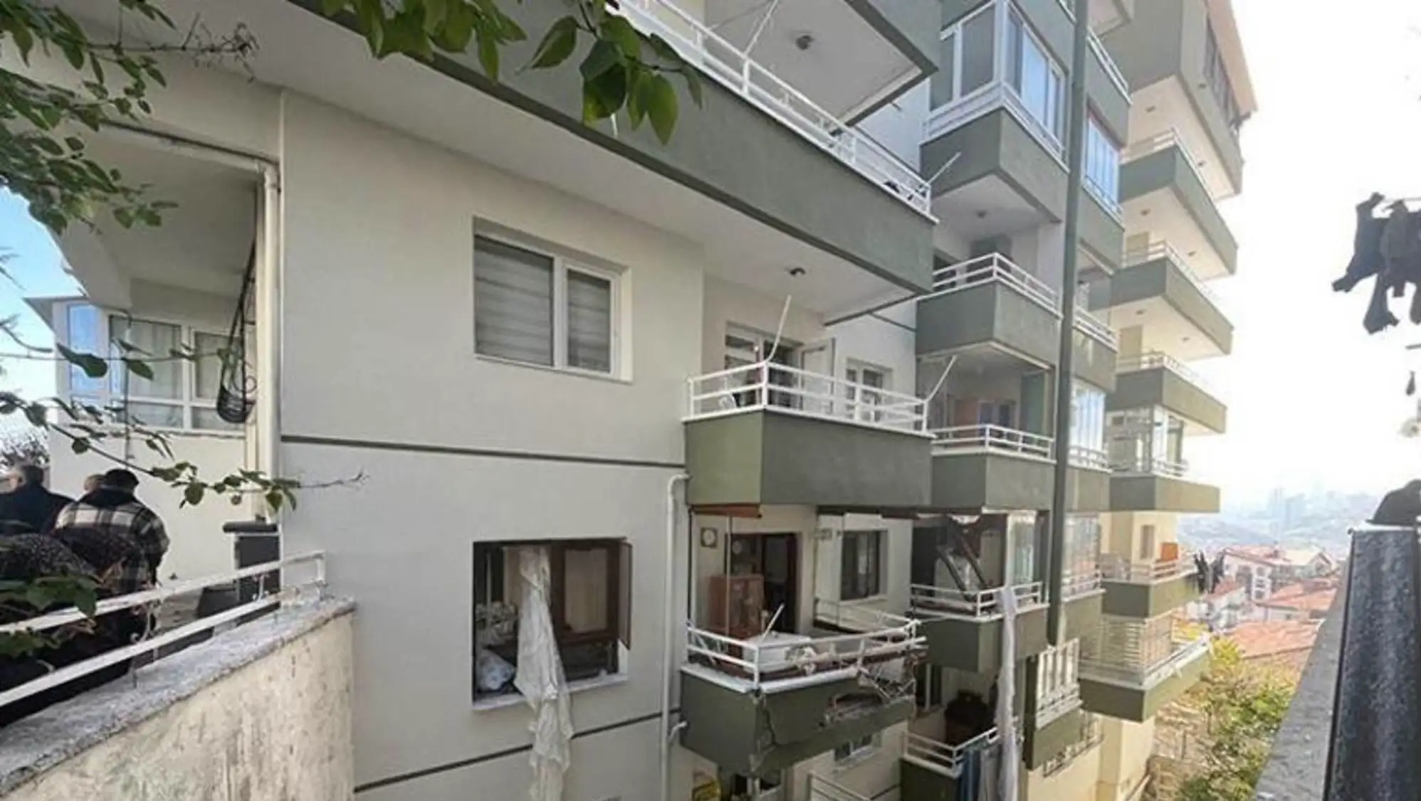 Patlama sonrası hasar gören bina. Patlama sonrası hasar gören bina.