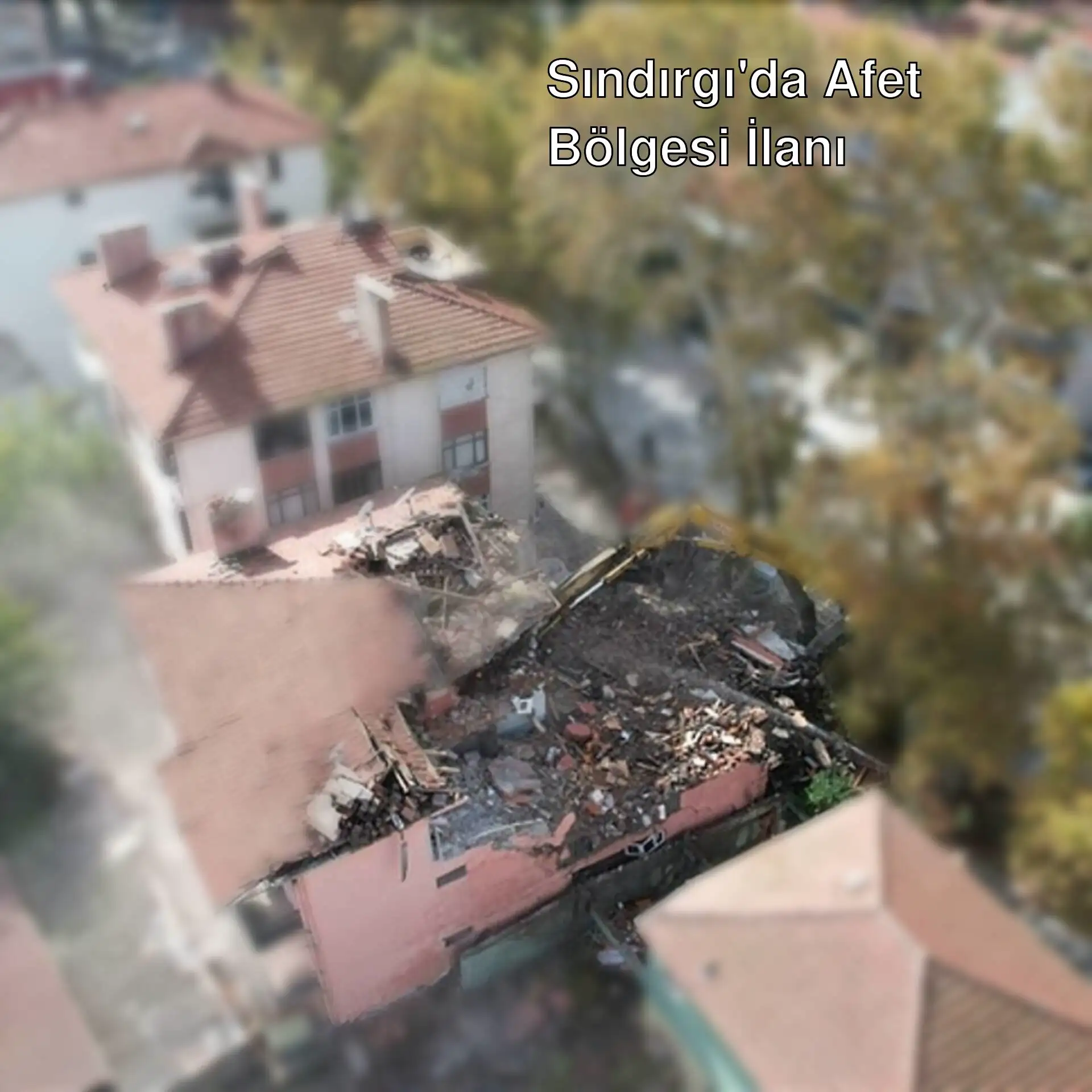 Bir inşaat vinci ile bina yıkımı. Bir inşaat vinci ile bina yıkımı.