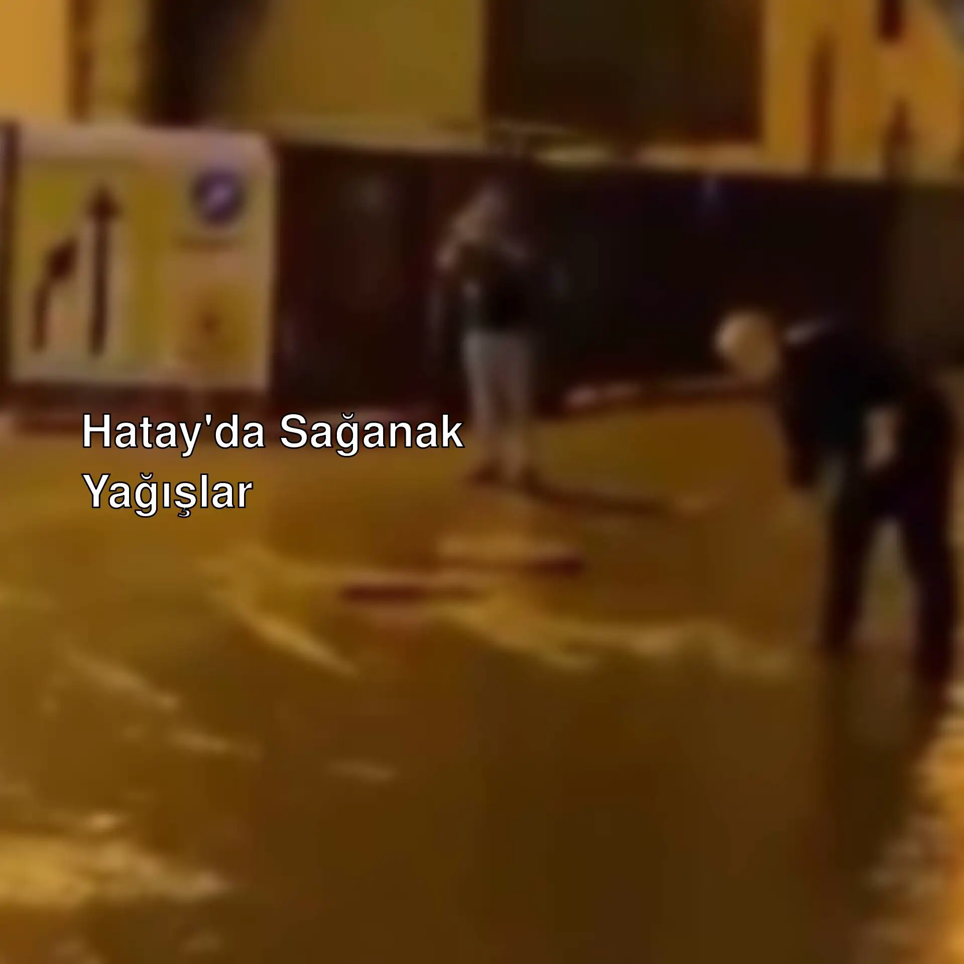 Hatay'da su baskını olan bir sokak.