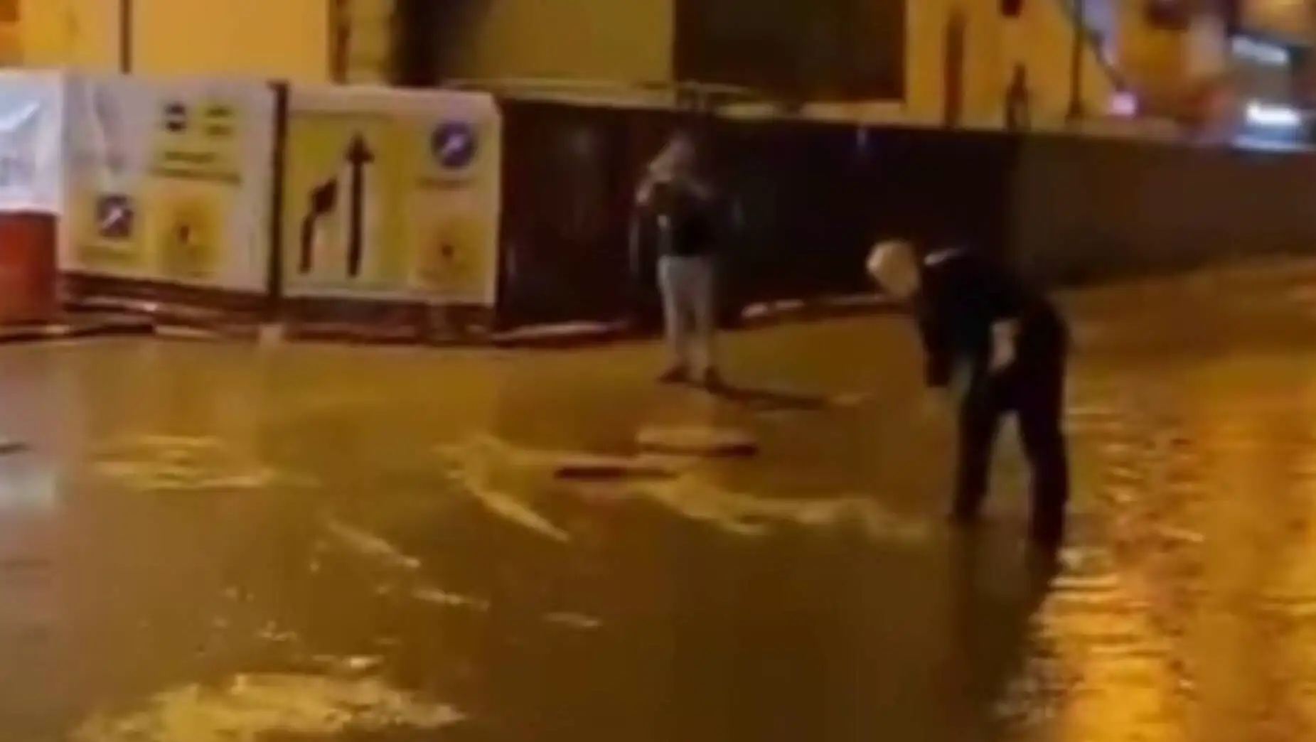 Sel sularında bir kişinin durduğu görüntü.