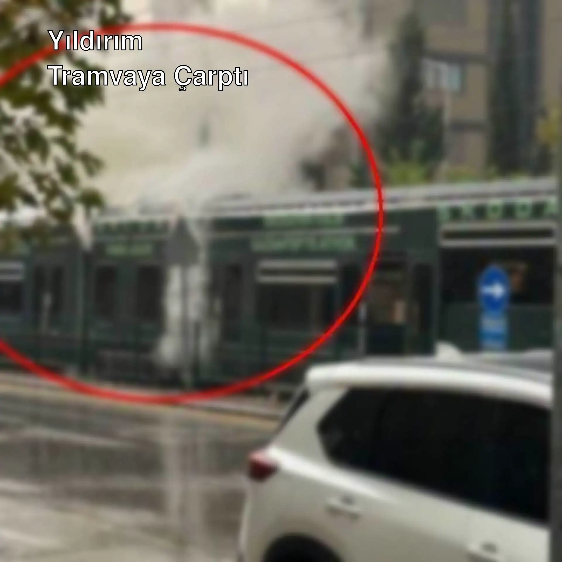 Diyarbakır'da yolcuların olduğu tramvaya yıldırım isabet etti.