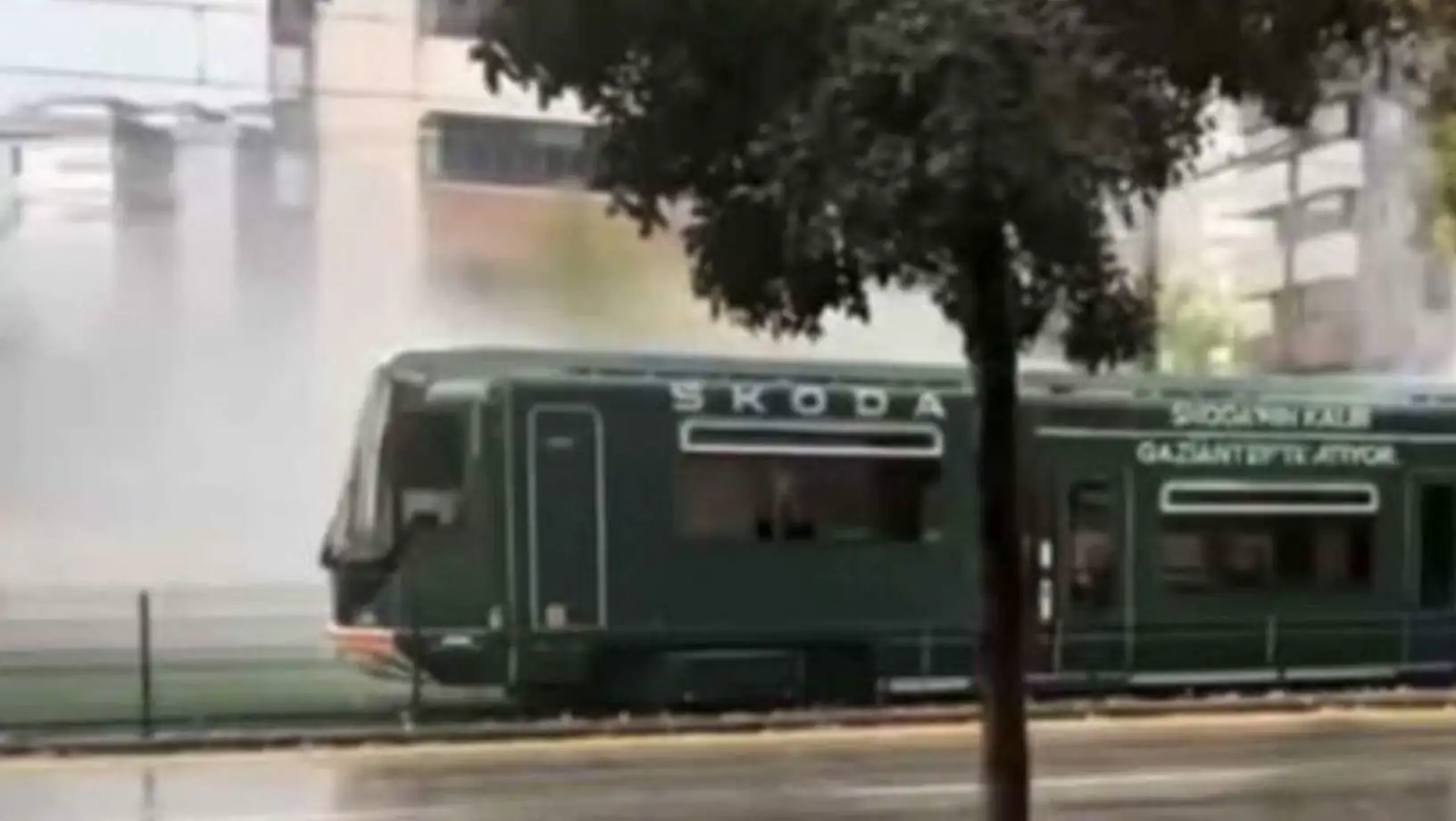 Bir tramvay yolda ilerliyor.