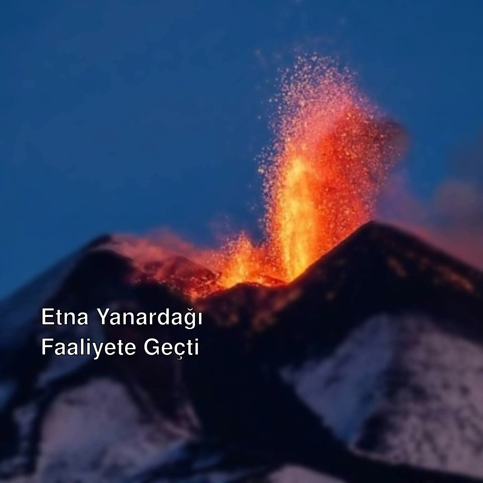 Bir yanardağ lav püskürtüyor. Bir yanardağ lav püskürtüyor.