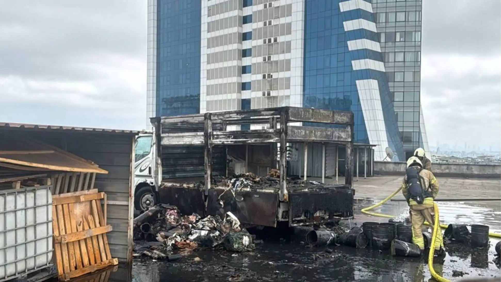 Yanan bir kamyonetin görüntüsü.