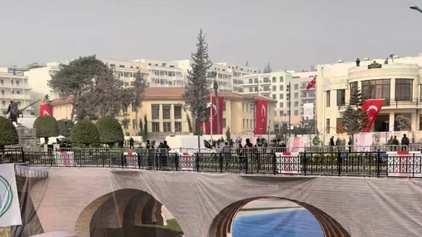 Bir köprü, suyun üzerinde bir pankartla.