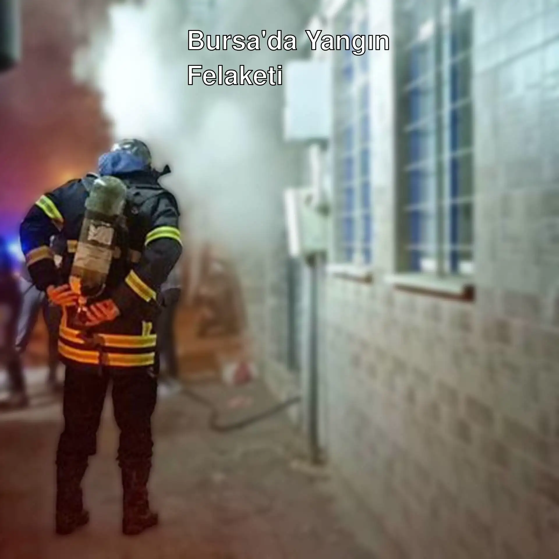 Bir itfaiyeci, duman çıkan bir binanın önünde duruyor. Bir itfaiyeci, duman çıkan bir binanın önünde duruyor.