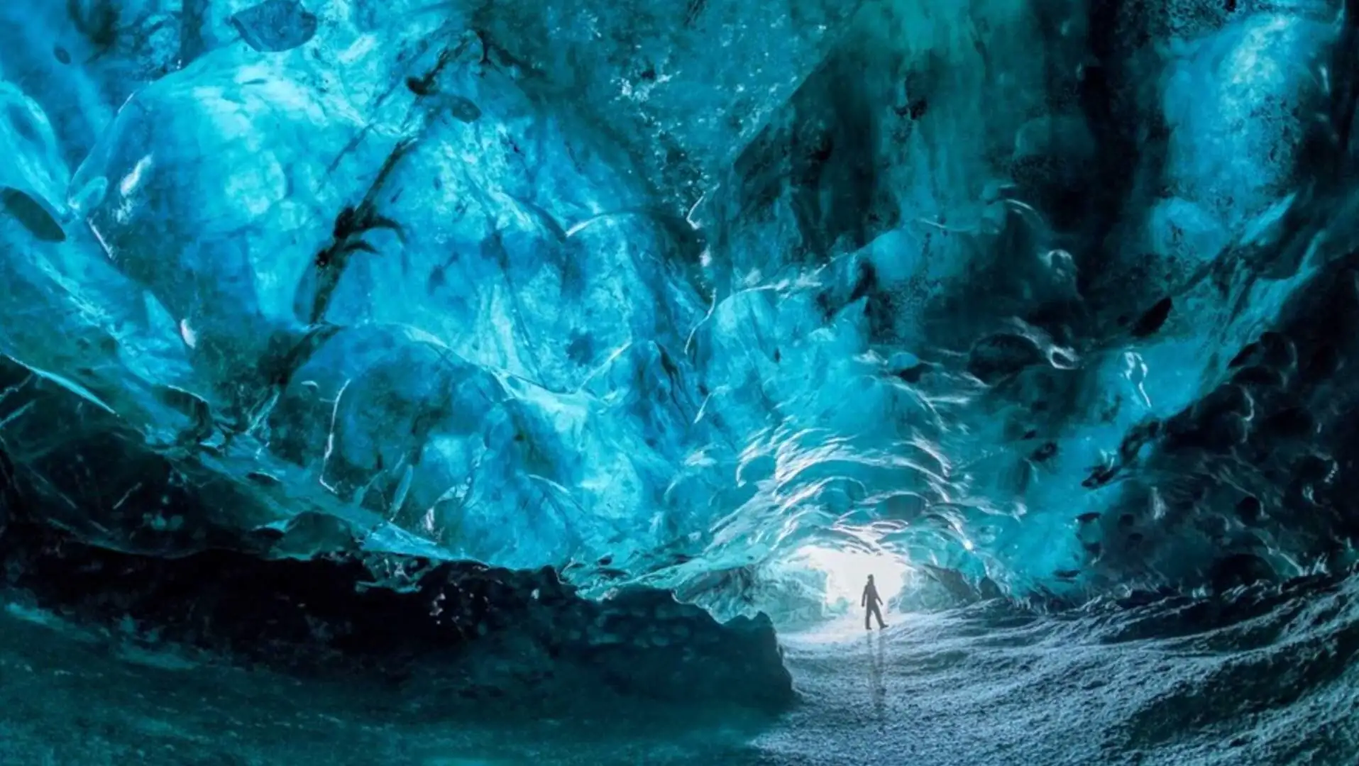 Buzul ve karla kaplı bir dağ manzarası.