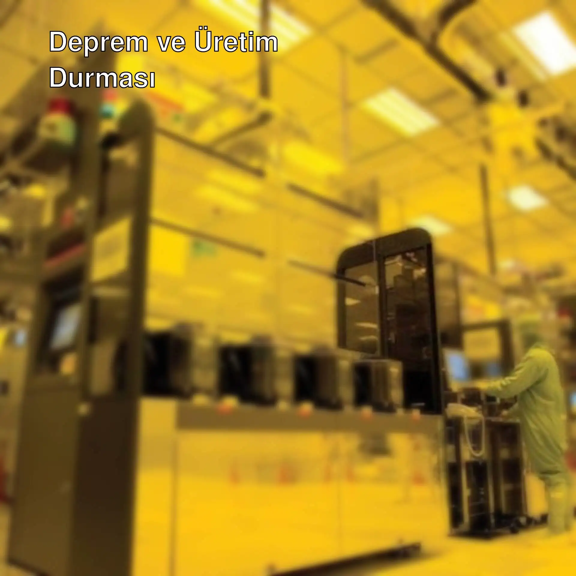 Koruyucu kıyafet giymiş bir adam fabrikada çalışıyor.