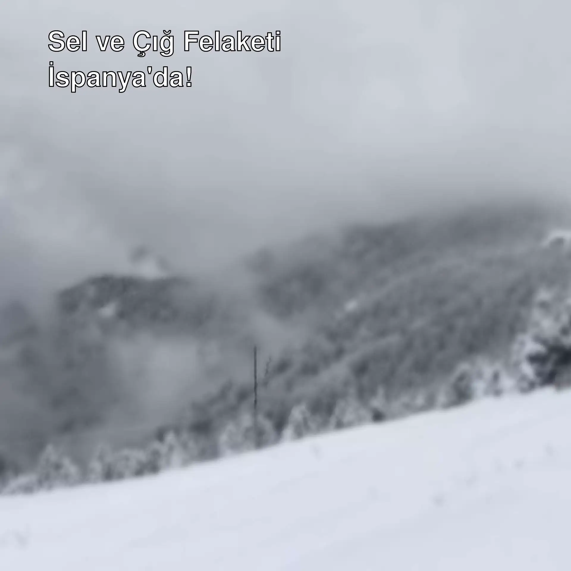 Karla kaplı bir dağ manzarası.