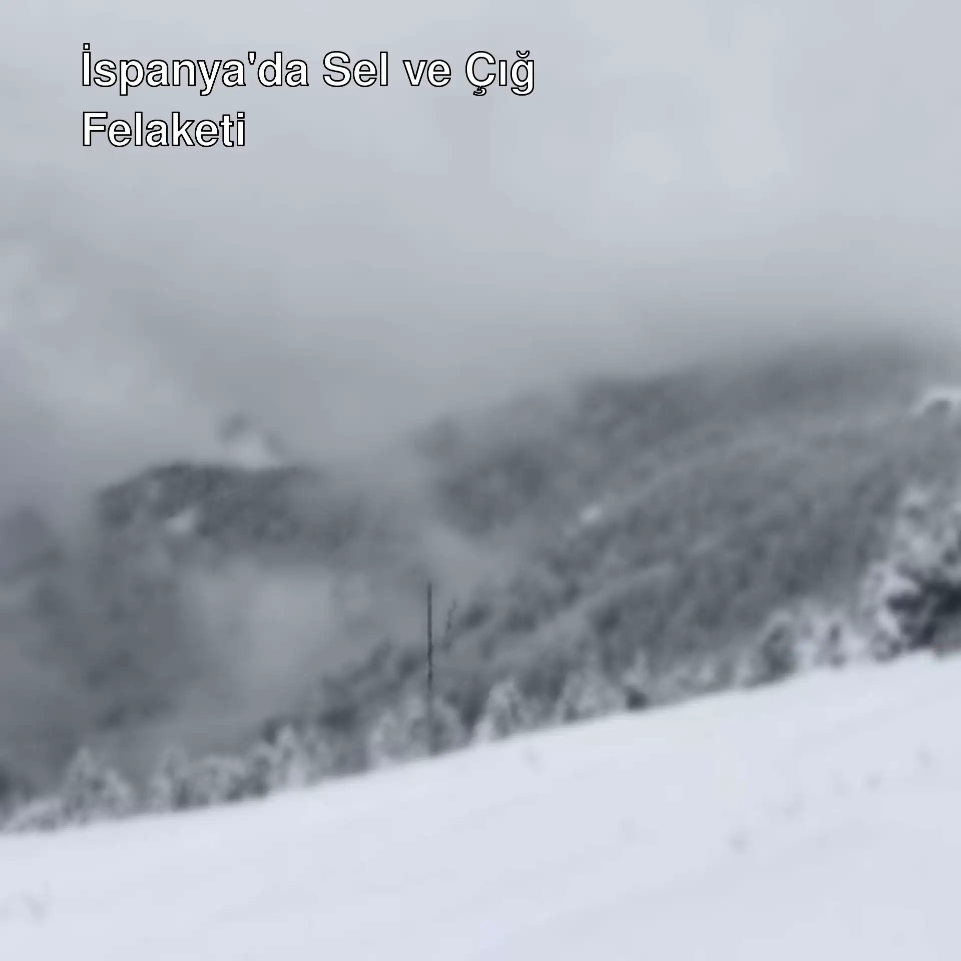 Karla kaplı bir dağ manzarası.