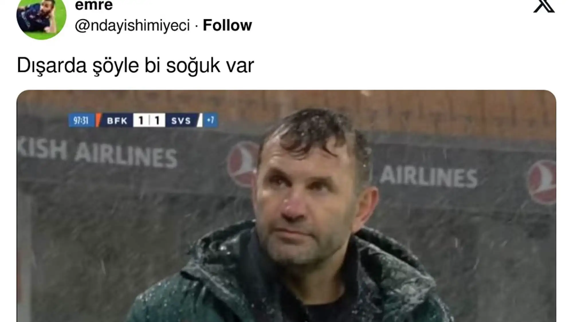 Kalabalık bir grup içinde koşan bir adam.