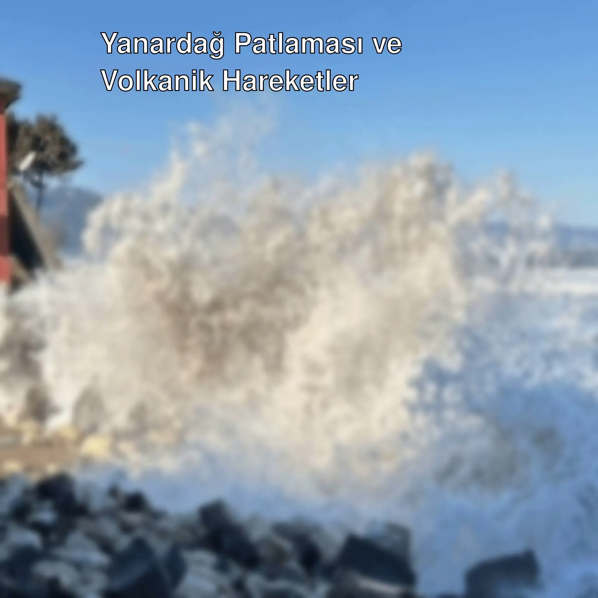 Dalgaların kayalara çarptığı bir plaj görüntüsü.