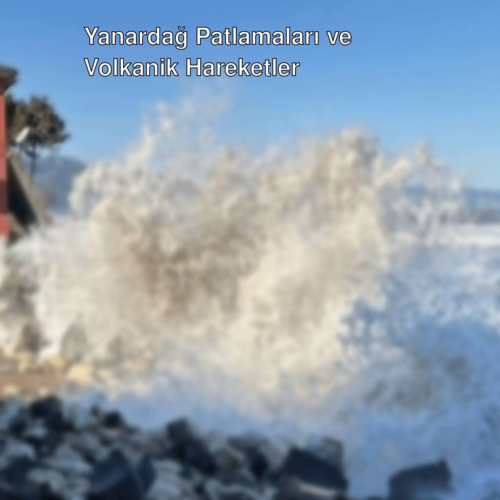 Dalgaların kayalara çarptığı bir plaj görüntüsü.