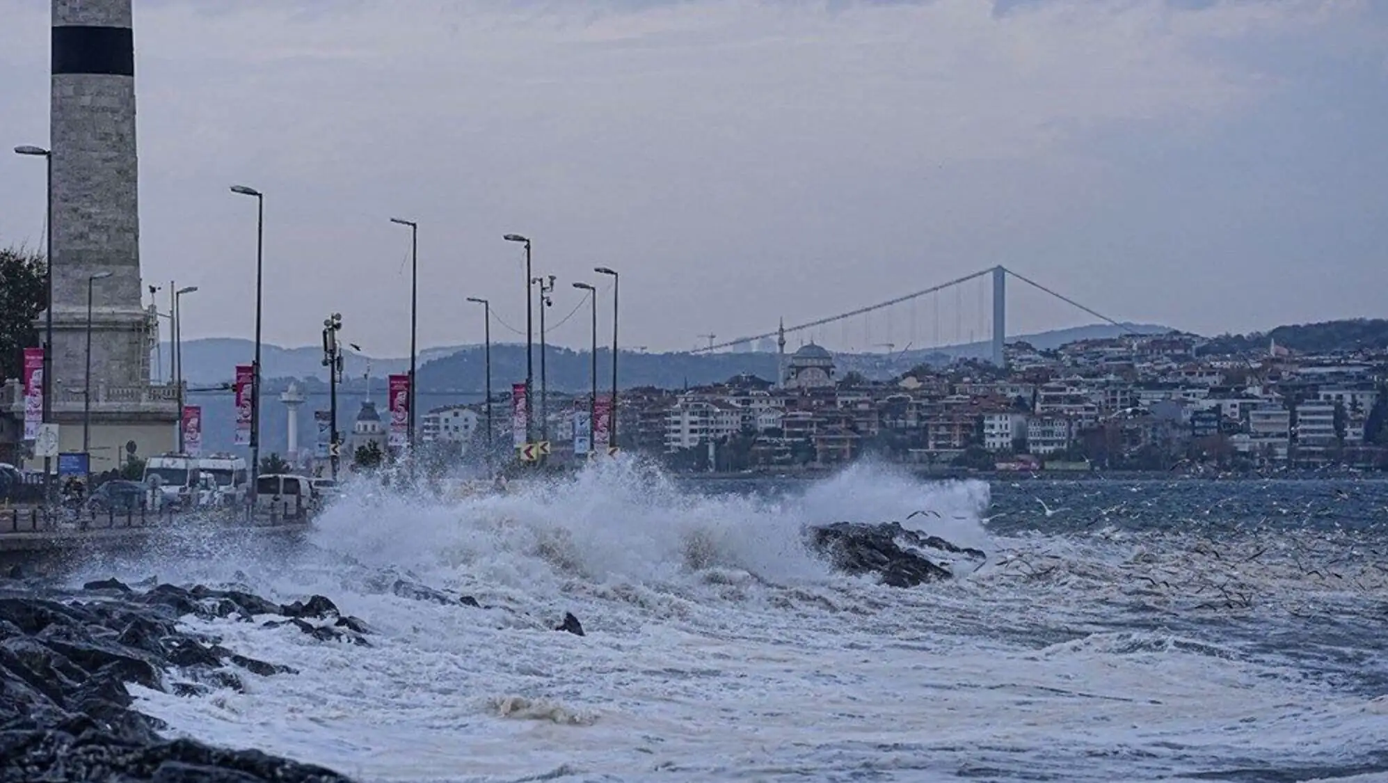 Fırtına sırasında dalgaların kayalıklara çarpması.
