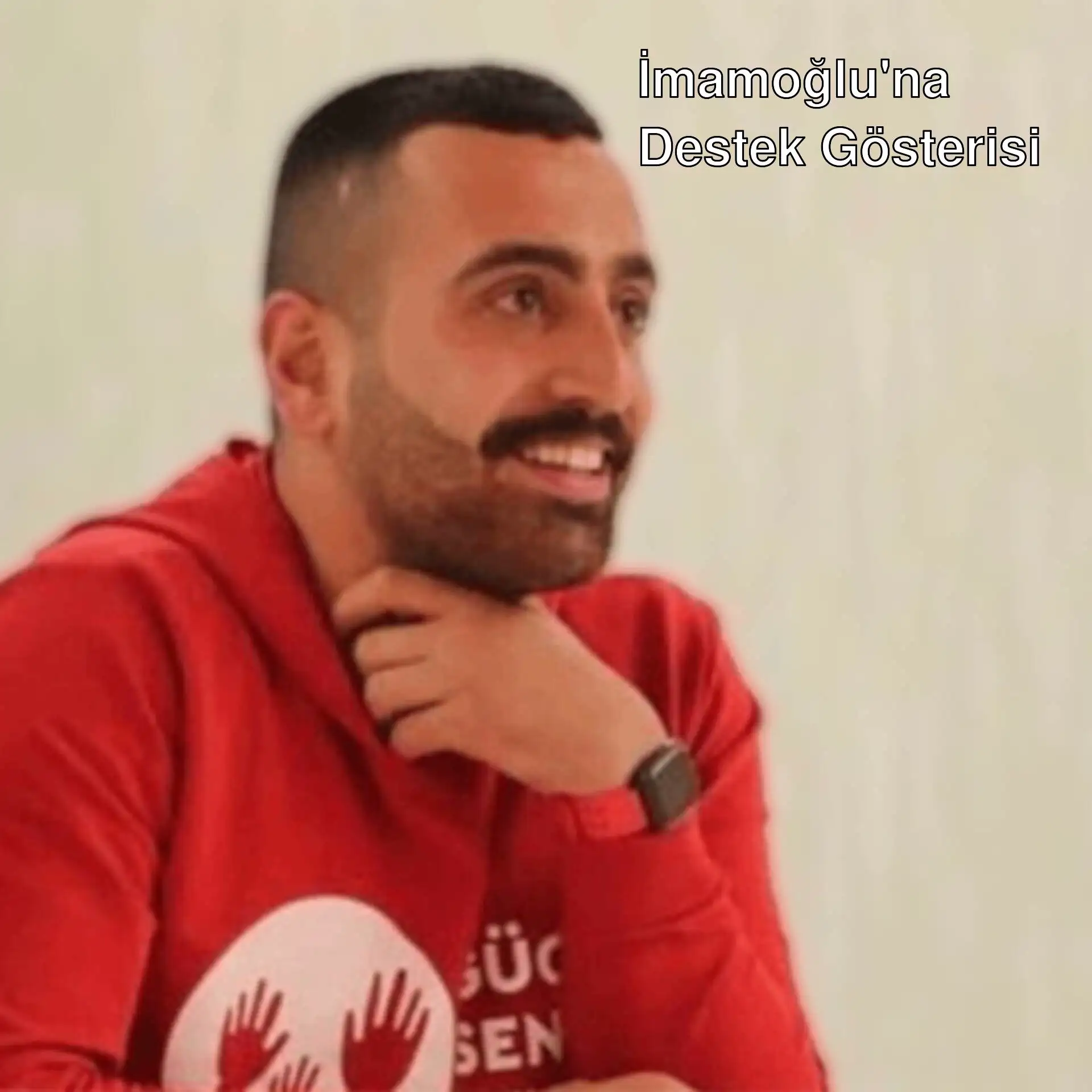 Erdem Kara, kırmızı gömlek giymiş bir adam.