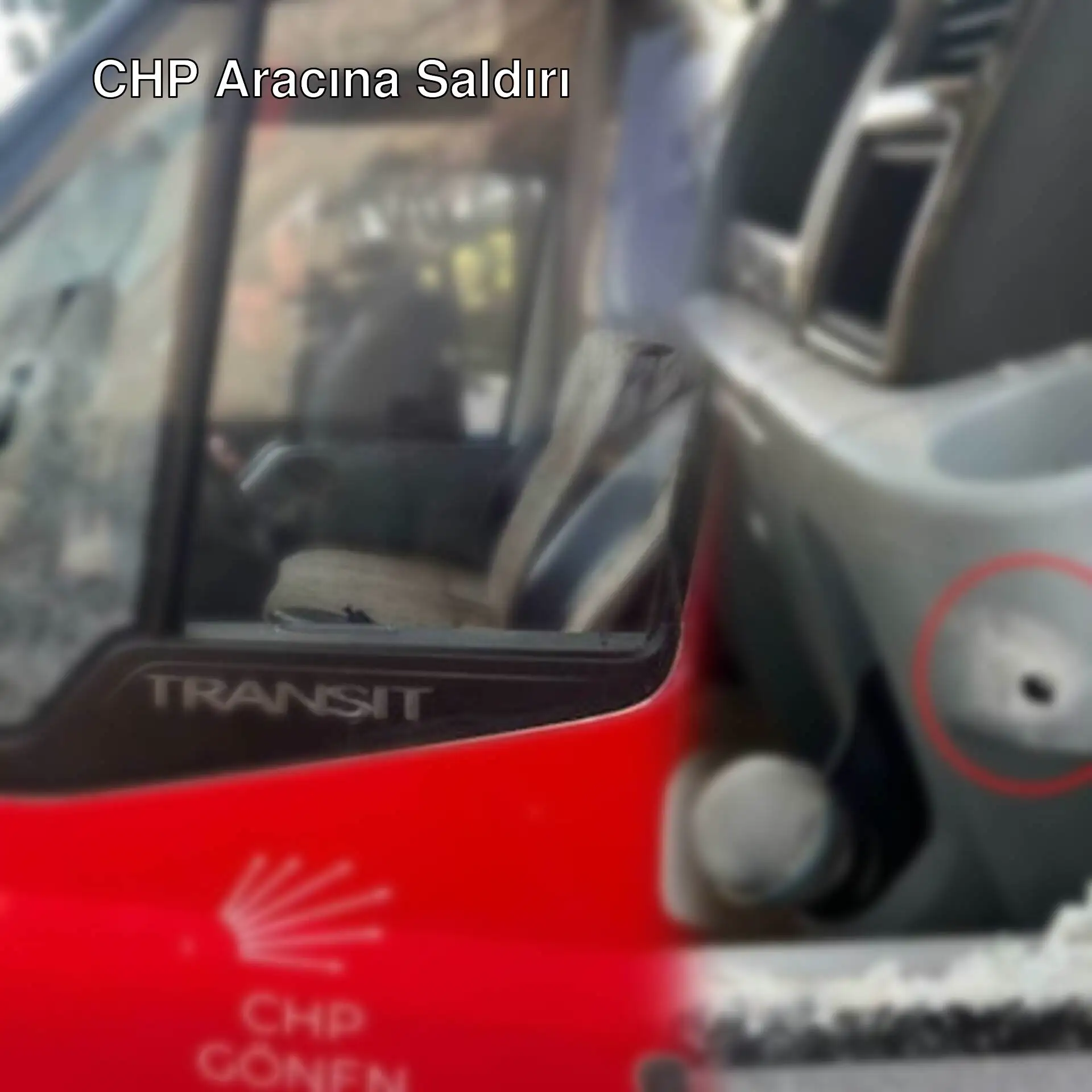 Kırık bir camı olan kırmızı bir araç. Kırık bir camı olan kırmızı bir araç.