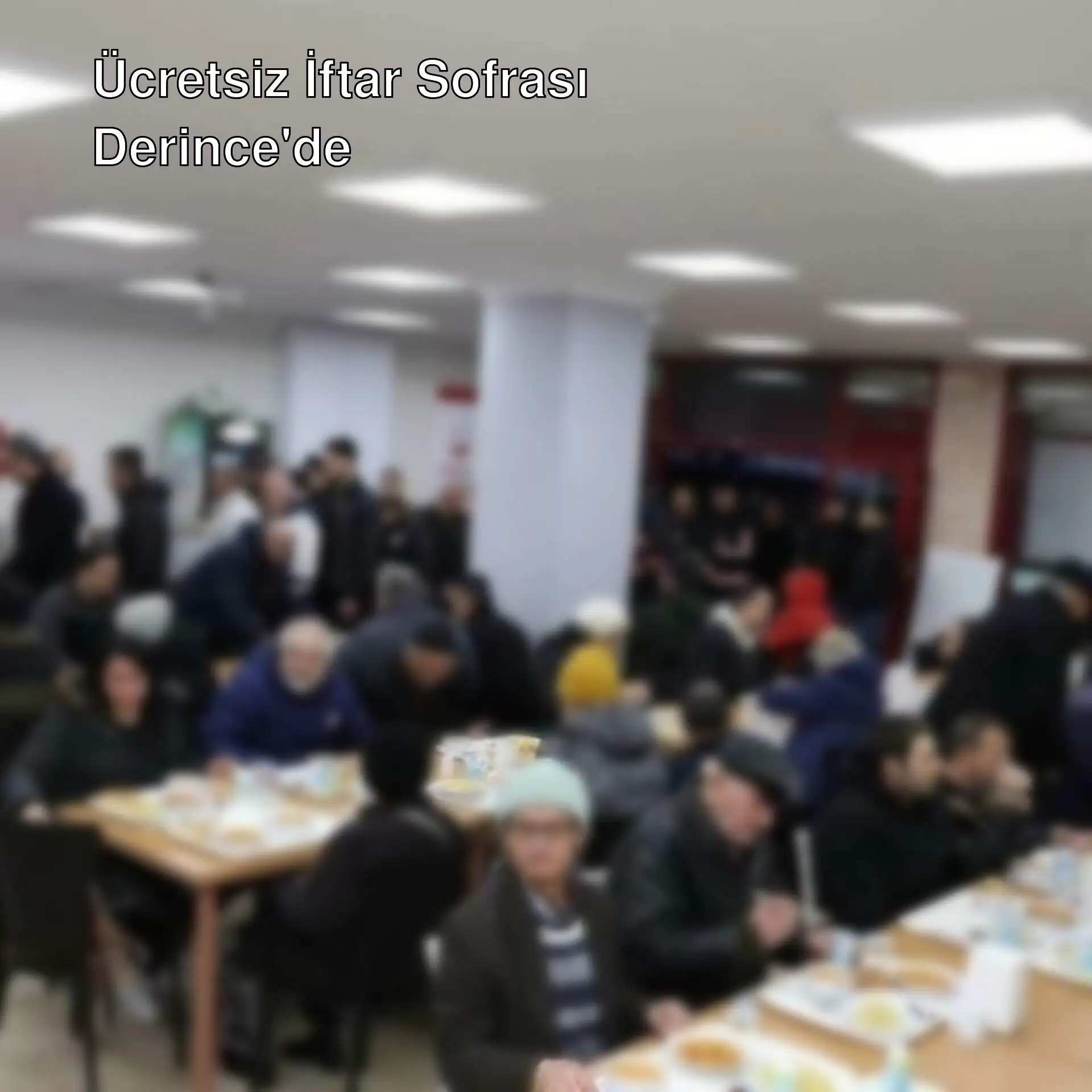 Bir grup insan masalarda yemek yiyor. Bir grup insan masalarda yemek yiyor.