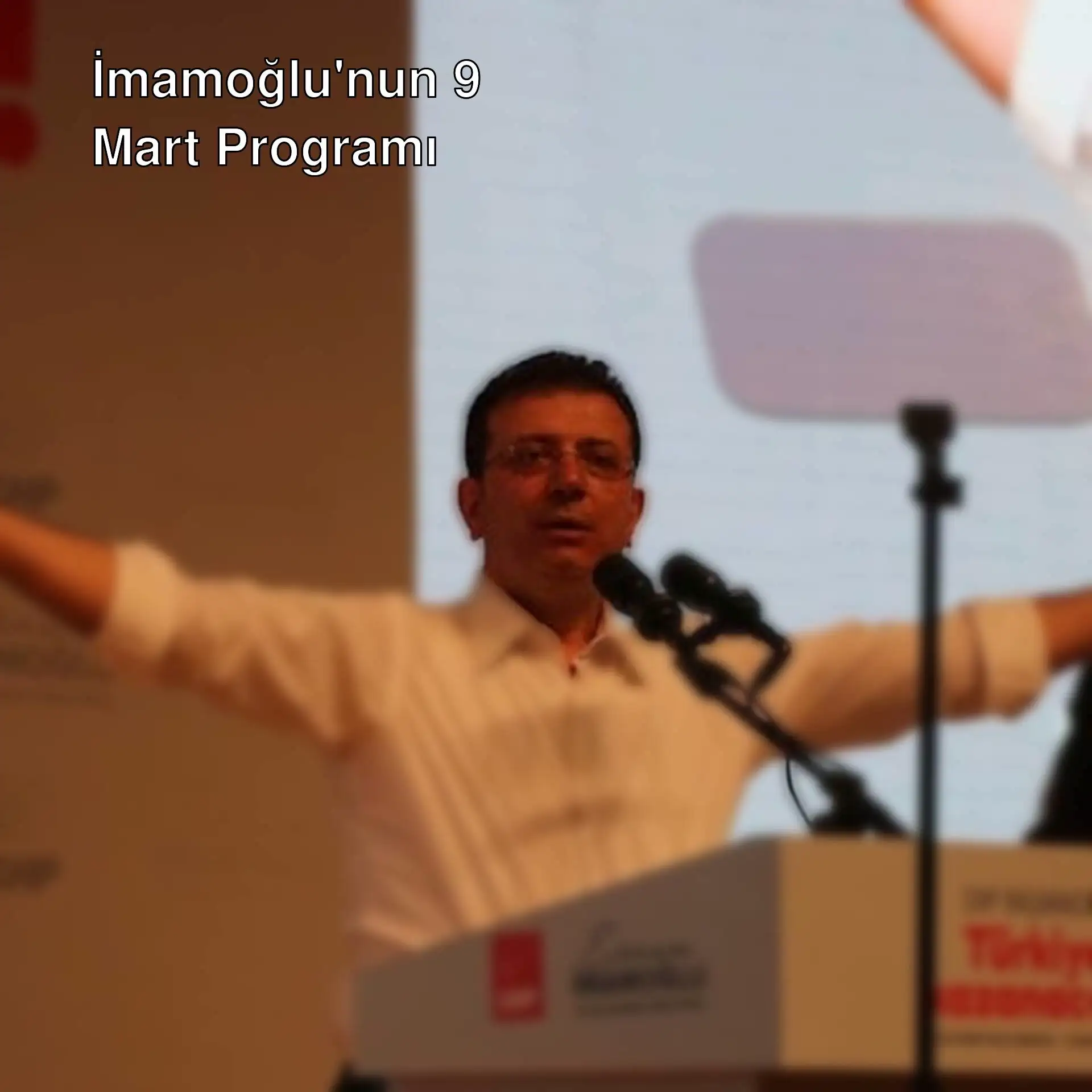 Ekrem İmamoğlu, podiumda konuşma yapıyor.