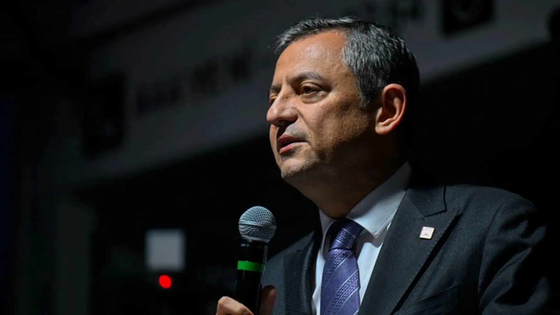 Özgür Özel, mikrofon tutarak konuşma yapıyor. Özgür Özel, mikrofon tutarak konuşma yapıyor.