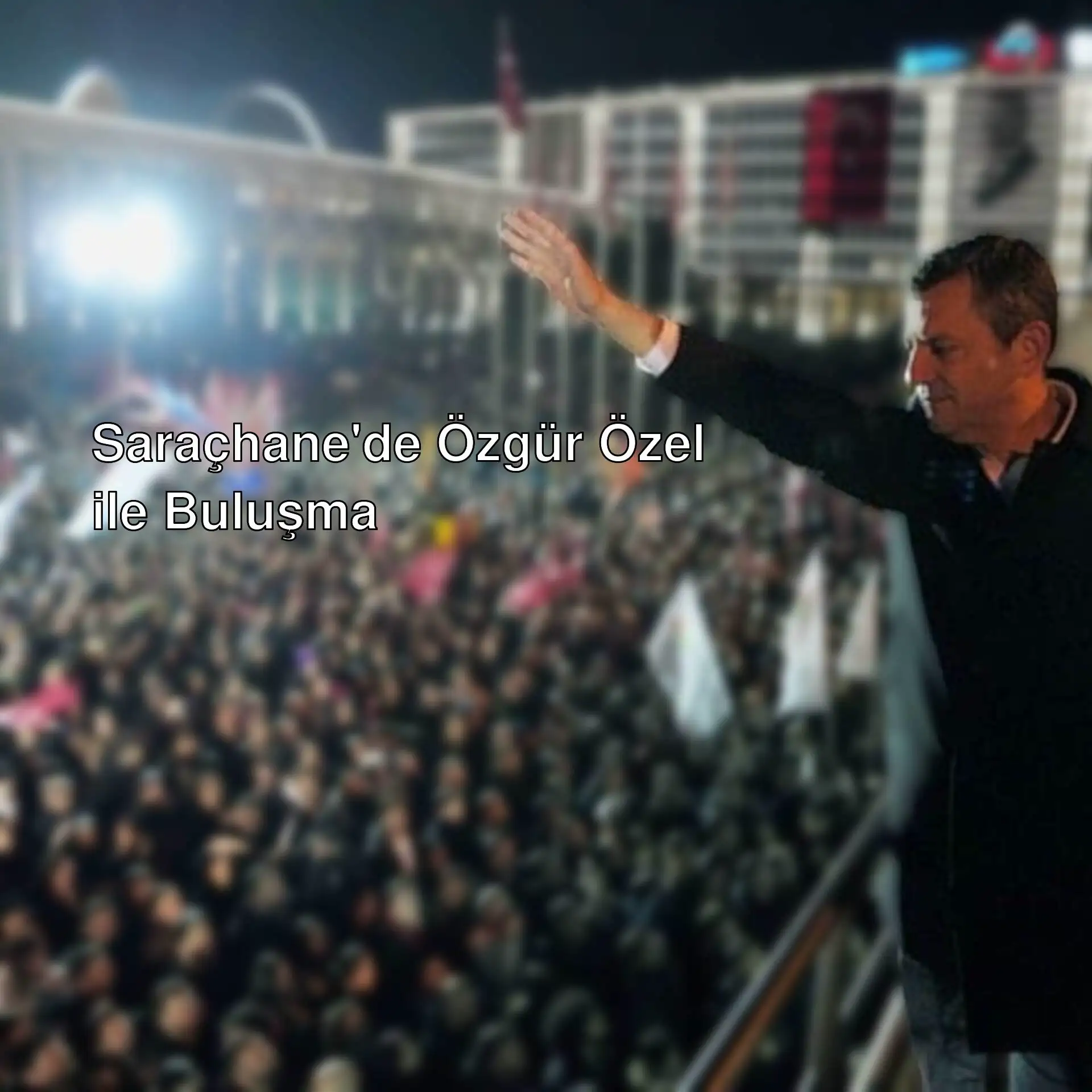 Özgür Özel, büyük bir kalabalığın önünde konuşuyor.