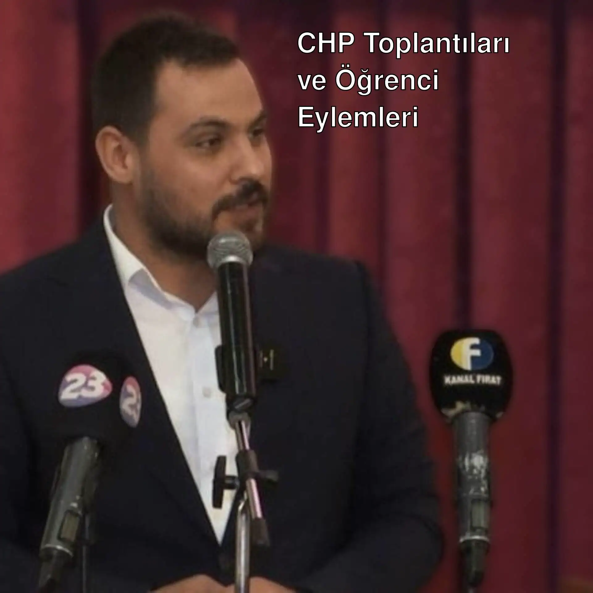 Bir adam mikrofonlara konuşuyor. Bir adam mikrofonlara konuşuyor.