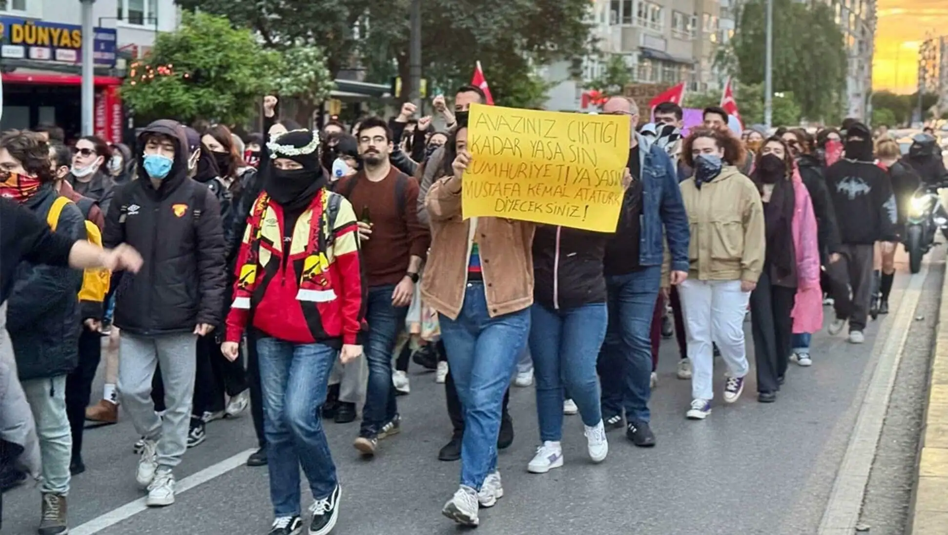 Bir grup insan, bir pankart tutarak yürüyüş yapıyor. Bir grup insan, bir pankart tutarak yürüyüş yapıyor.