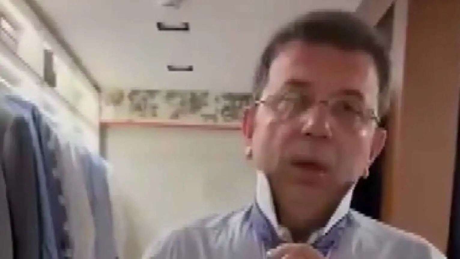 Özgür Özel, İmamoğlu'nun gözaltına alınması ile ilgili açıklama yapıyor. Özgür Özel, İmamoğlu'nun gözaltına alınması ile ilgili açıklama yapıyor.